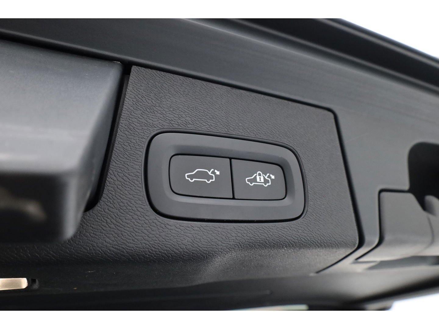 Volvo XC60 T6 Plug-in hybrid R-Design | Pano | Elek. Trekhaak | H&K | Pilot Assist | CarPlay | Navi | Stoel- Stuurverw.