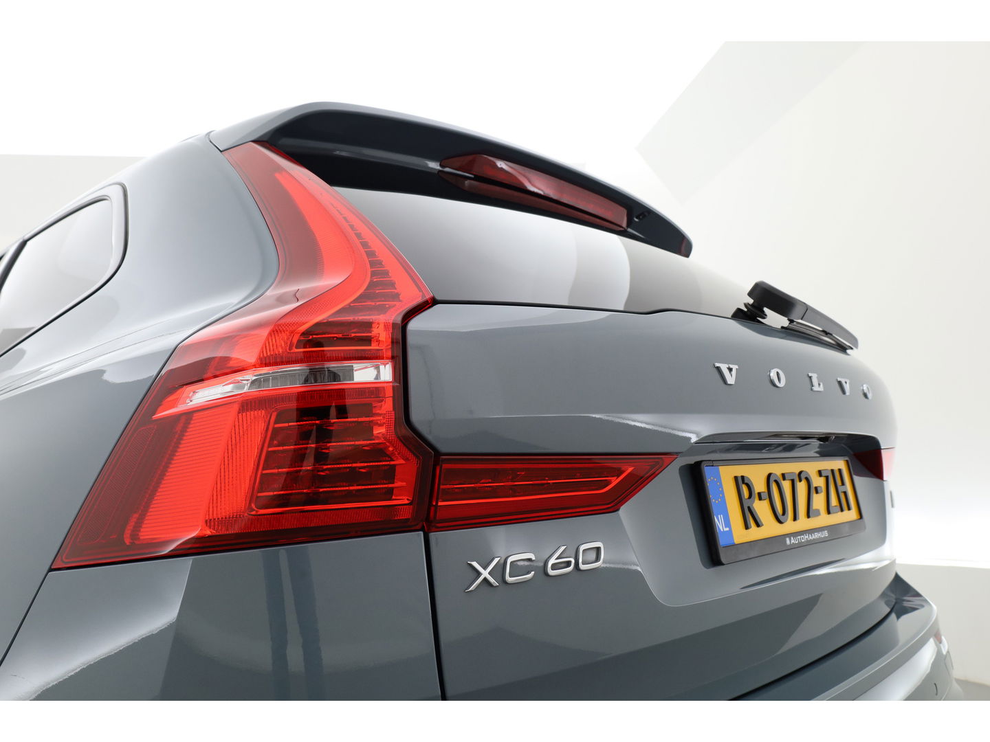 Volvo XC60 T6 Plug-in hybrid R-Design | Pano | Elek. Trekhaak | H&K | Pilot Assist | CarPlay | Navi | Stoel- Stuurverw.