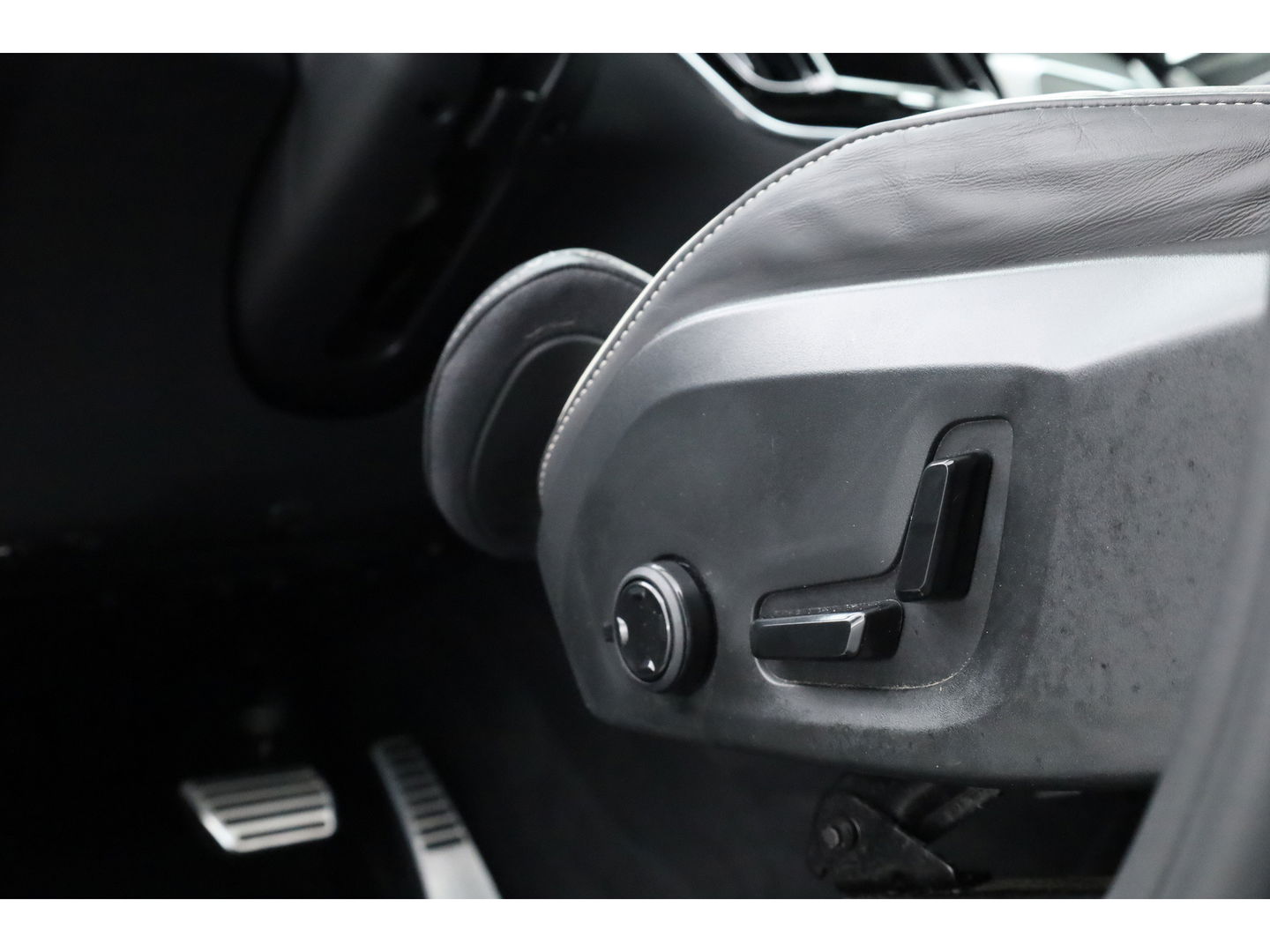 Volvo XC60 T6 Plug-in hybrid R-Design | Pano | Elek. Trekhaak | H&K | Pilot Assist | CarPlay | Navi | Stoel- Stuurverw.