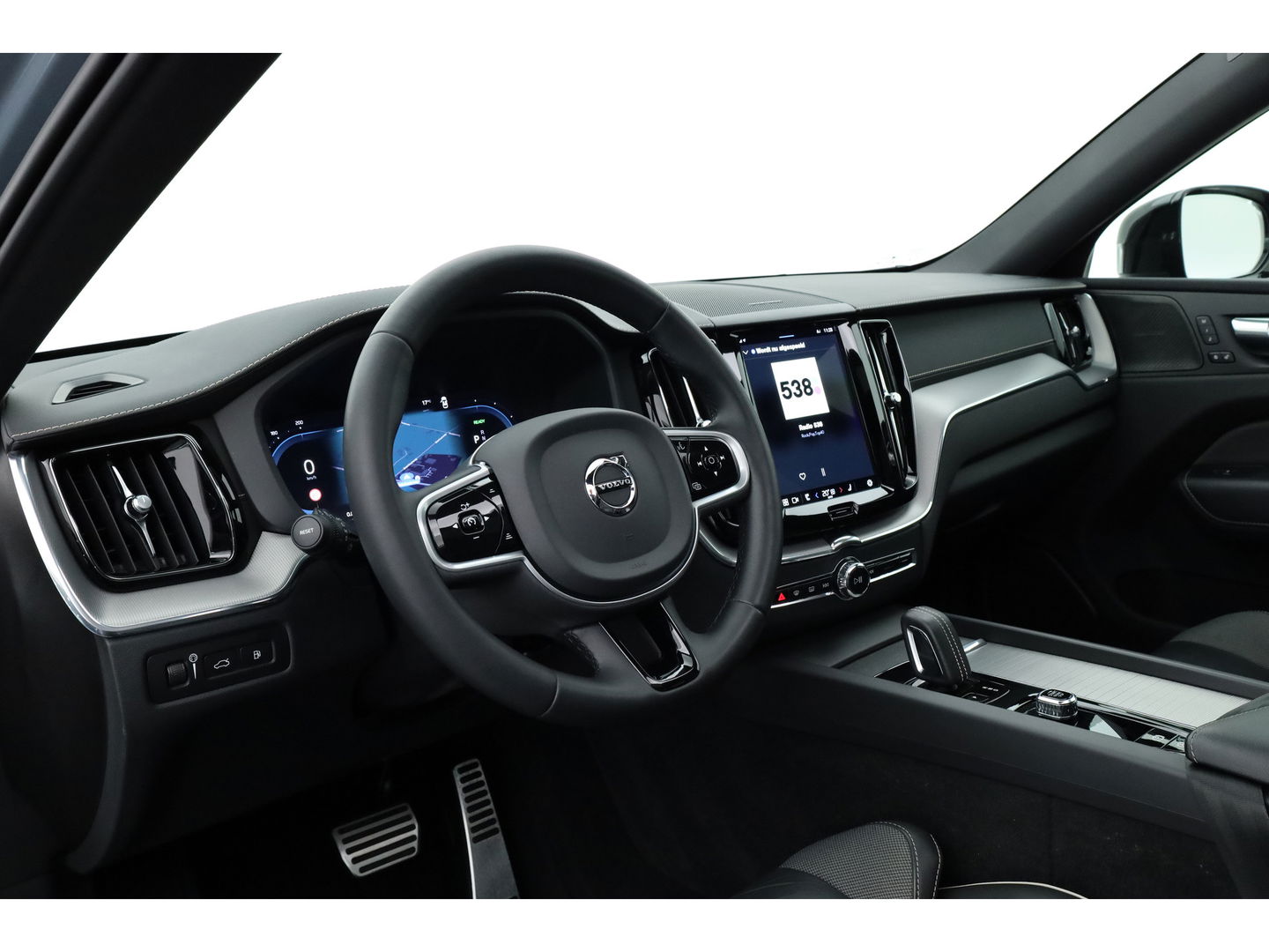 Volvo XC60 T6 Plug-in hybrid R-Design | Pano | Elek. Trekhaak | H&K | Pilot Assist | CarPlay | Navi | Stoel- Stuurverw.
