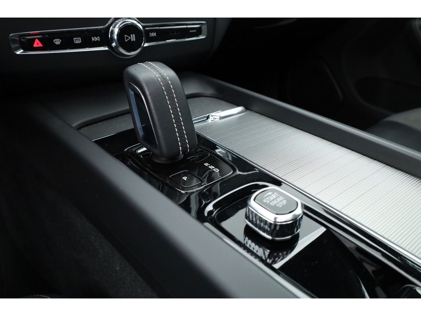 Volvo XC60 T6 Plug-in hybrid R-Design | Pano | Elek. Trekhaak | H&K | Pilot Assist | CarPlay | Navi | Stoel- Stuurverw.