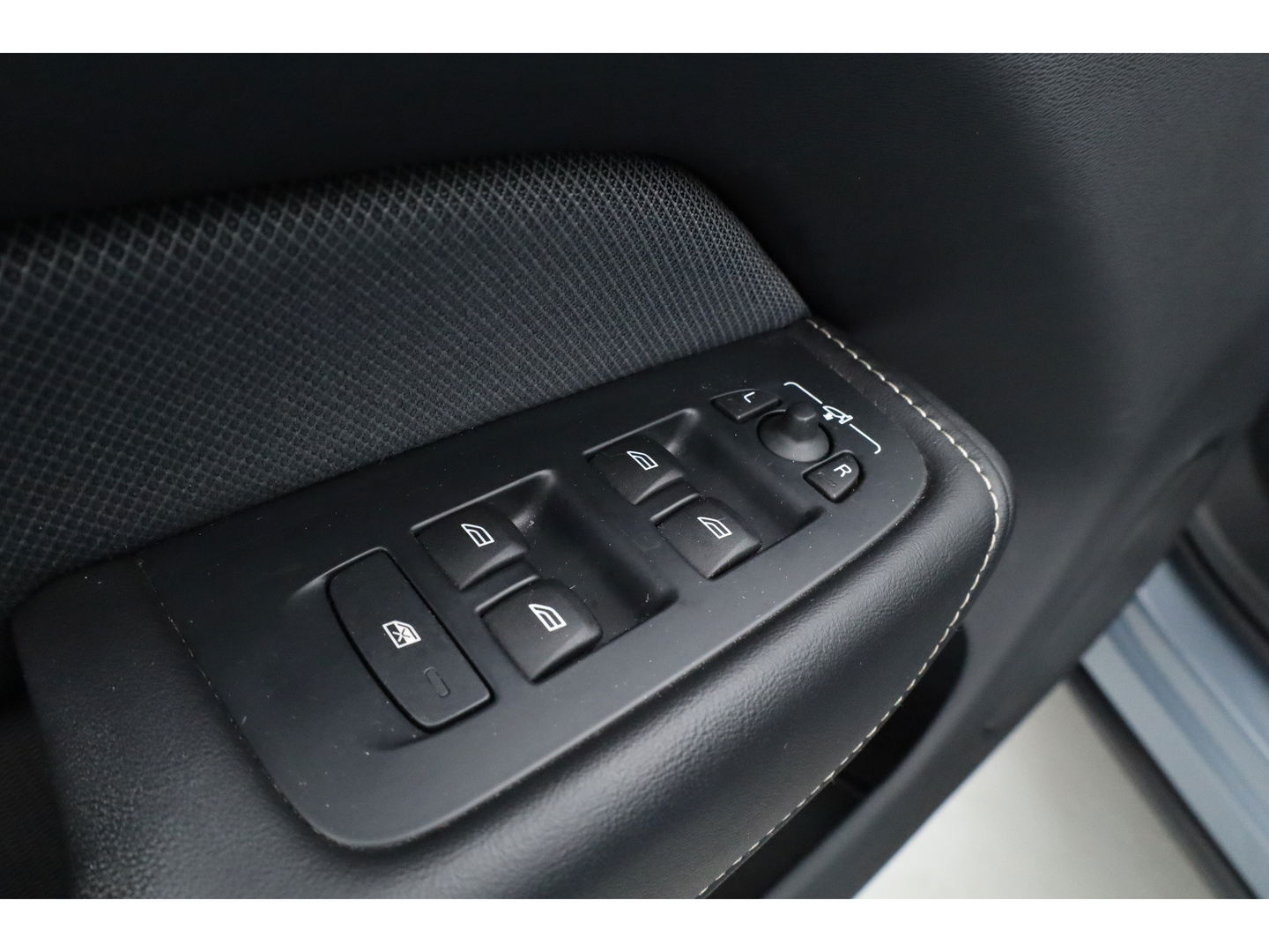 Volvo XC60 T6 Plug-in hybrid R-Design | Pano | Elek. Trekhaak | H&K | Pilot Assist | CarPlay | Navi | Stoel- Stuurverw.