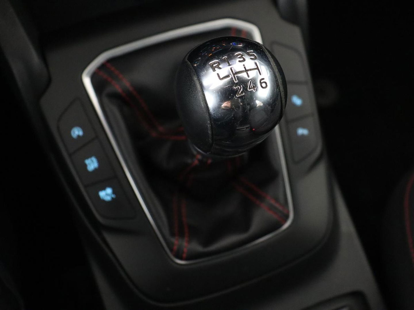 Ford Focus 1.5 EcoBoost ST Line | Panoramadak | Adaptive cruise | Stoel & stuurverwarming | Camera | B&O Sound | Carplay | Navigatie | Full LED | Park Assist | Airco