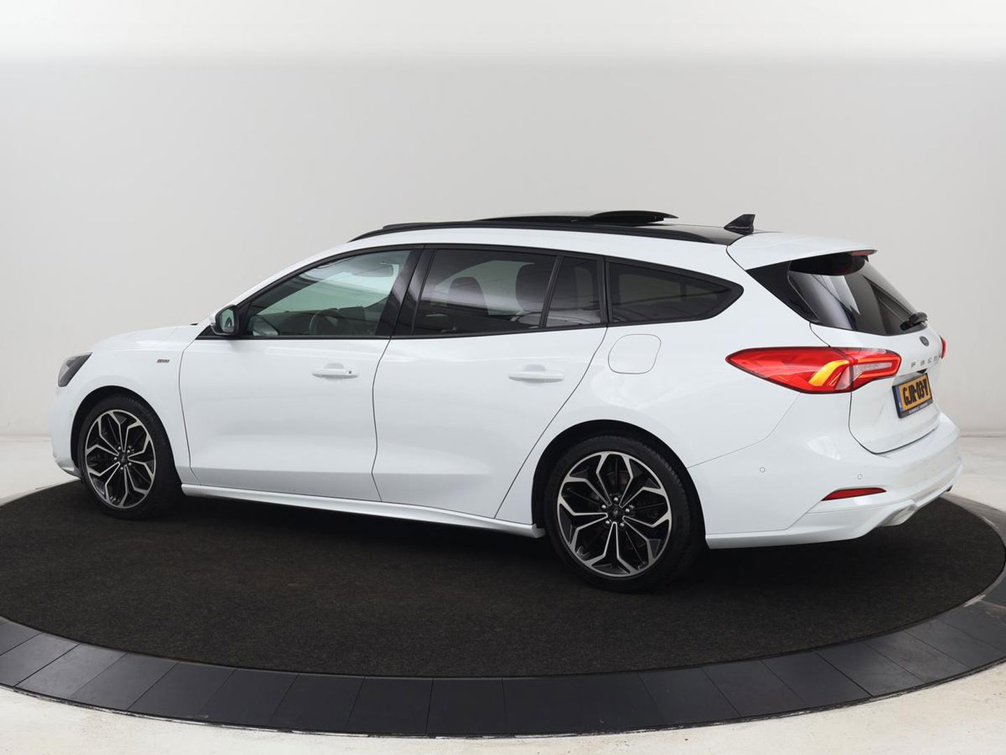 Ford Focus 1.5 EcoBoost ST Line | Panoramadak | Adaptive cruise | Stoel & stuurverwarming | Camera | B&O Sound | Carplay | Navigatie | Full LED | Park Assist | Airco