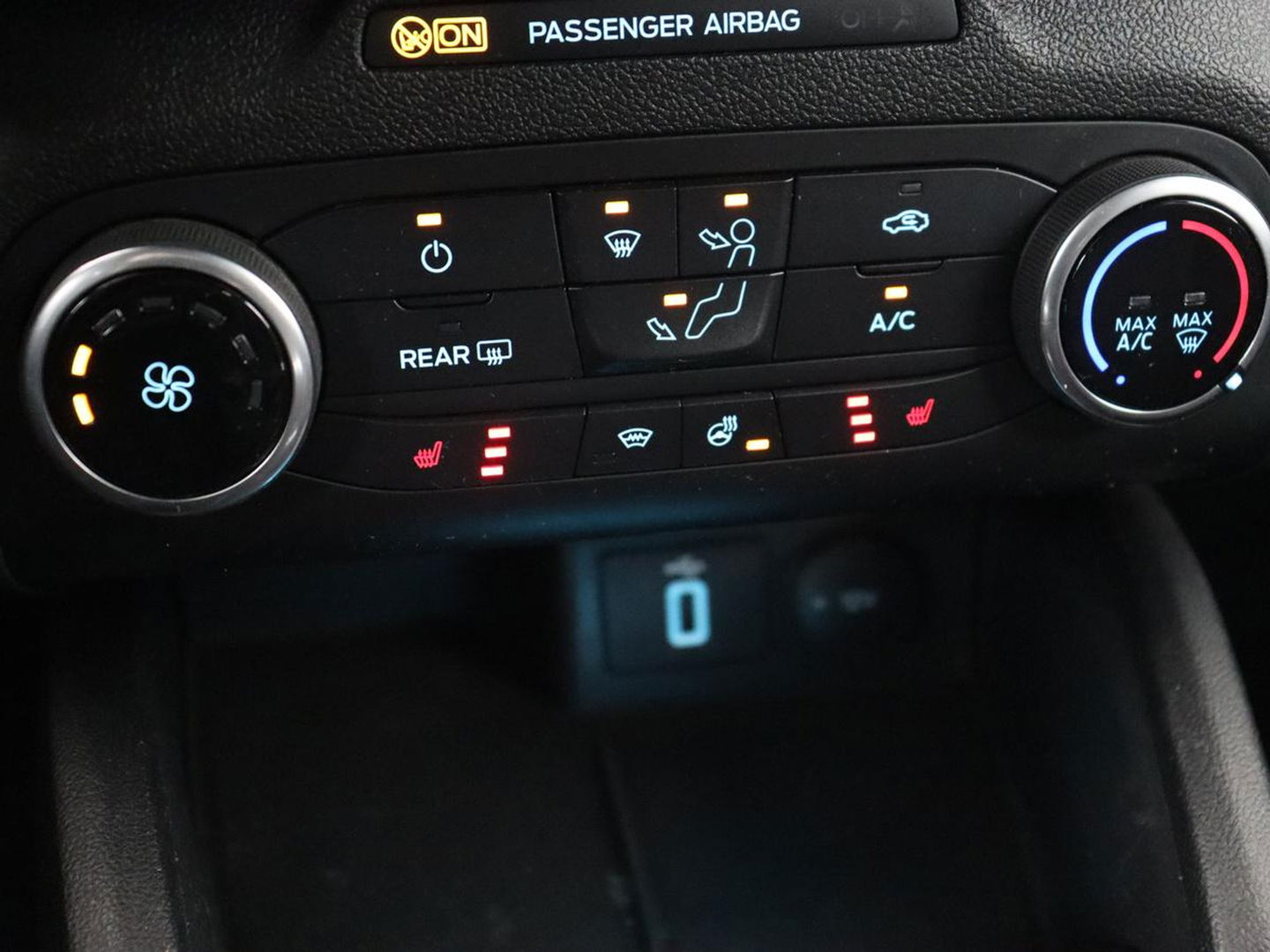 Ford Focus 1.5 EcoBoost ST Line | Panoramadak | Adaptive cruise | Stoel & stuurverwarming | Camera | B&O Sound | Carplay | Navigatie | Full LED | Park Assist | Airco