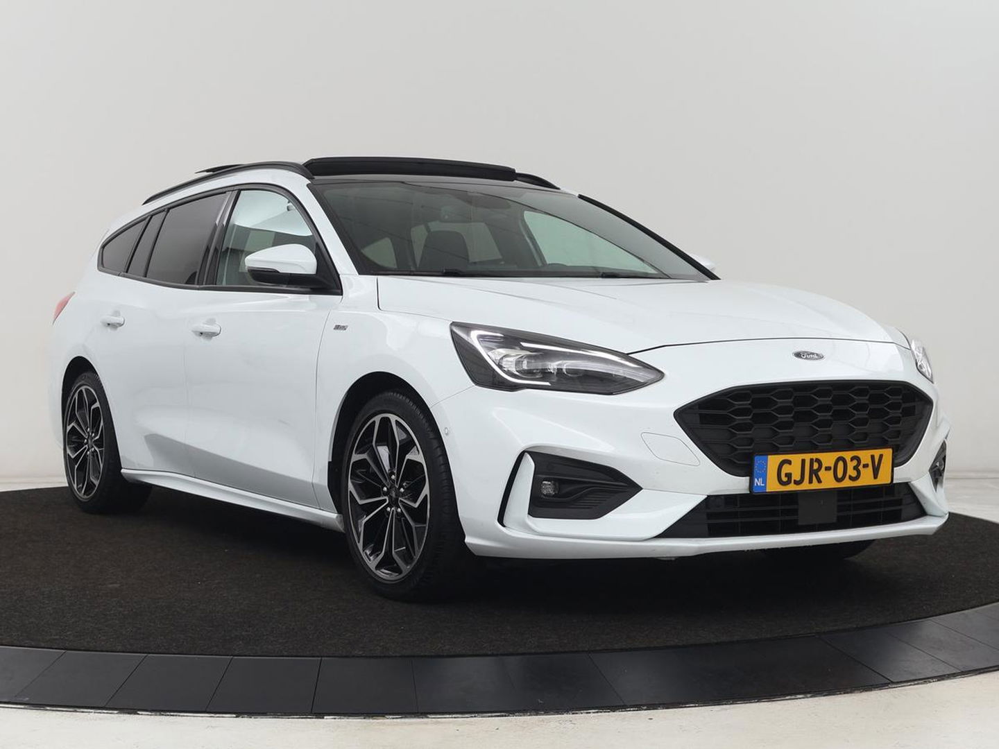 Ford Focus 1.5 EcoBoost ST Line | Panoramadak | Adaptive cruise | Stoel & stuurverwarming | Camera | B&O Sound | Carplay | Navigatie | Full LED | Park Assist | Airco