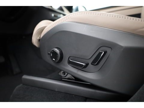 Volvo XC90 T8 Recharge Ultra Bright ''Facelift'' | Full Option | Luchtvering | B&W Audio | Massage | Pano | HUD | Stoelventilatie | 22'' | Trekhaak
