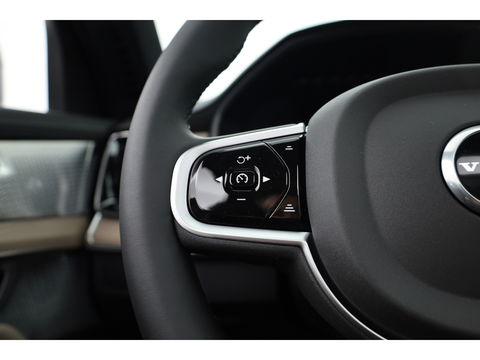 Volvo XC90 T8 Recharge Ultra Bright ''Facelift'' | Full Option | Luchtvering | B&W Audio | Massage | Pano | HUD | Stoelventilatie | 22'' | Trekhaak