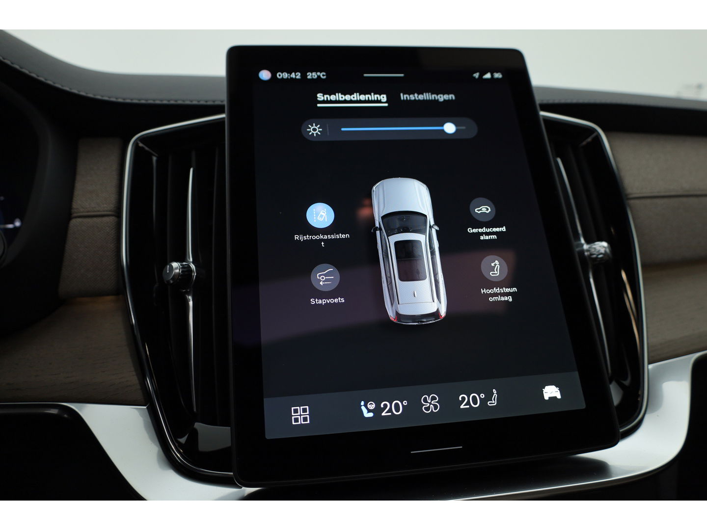 Volvo XC90 T8 Recharge Ultra Bright ''Facelift'' | Full Option | Luchtvering | B&W Audio | Massage | Pano | HUD | Stoelventilatie | 22'' | Trekhaak