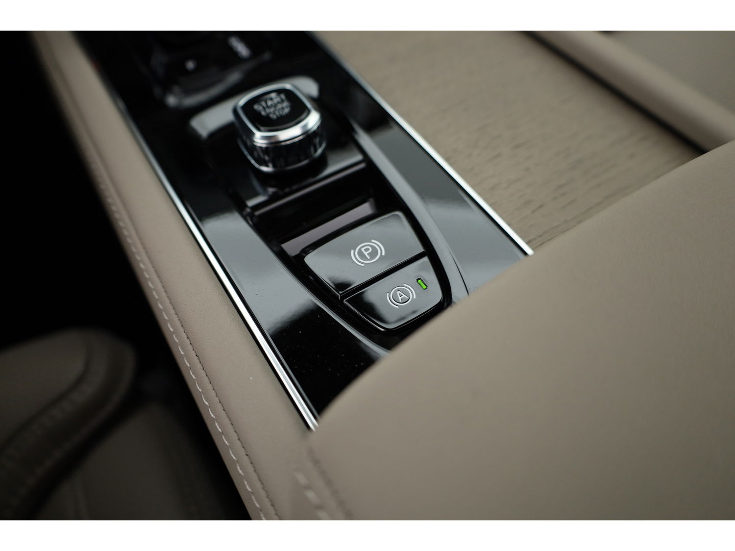 Volvo XC90 T8 Recharge Ultra Bright ''Facelift'' | Full Option | Luchtvering | B&W Audio | Massage | Pano | HUD | Stoelventilatie | 22'' | Trekhaak