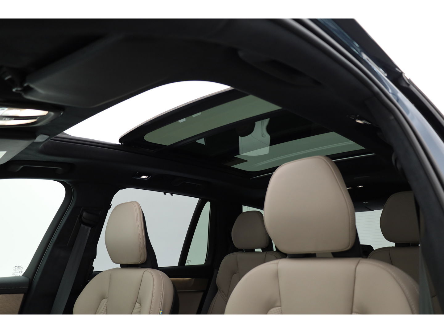 Volvo XC90 T8 Recharge Ultra Bright ''Facelift'' | Full Option | Luchtvering | B&W Audio | Massage | Pano | HUD | Stoelventilatie | 22'' | Trekhaak