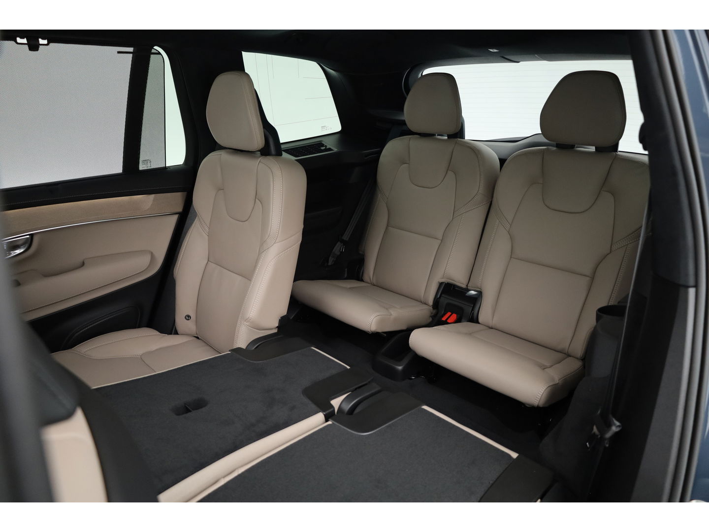 Volvo XC90 T8 Recharge Ultra Bright ''Facelift'' | Full Option | Luchtvering | B&W Audio | Massage | Pano | HUD | Stoelventilatie | 22'' | Trekhaak