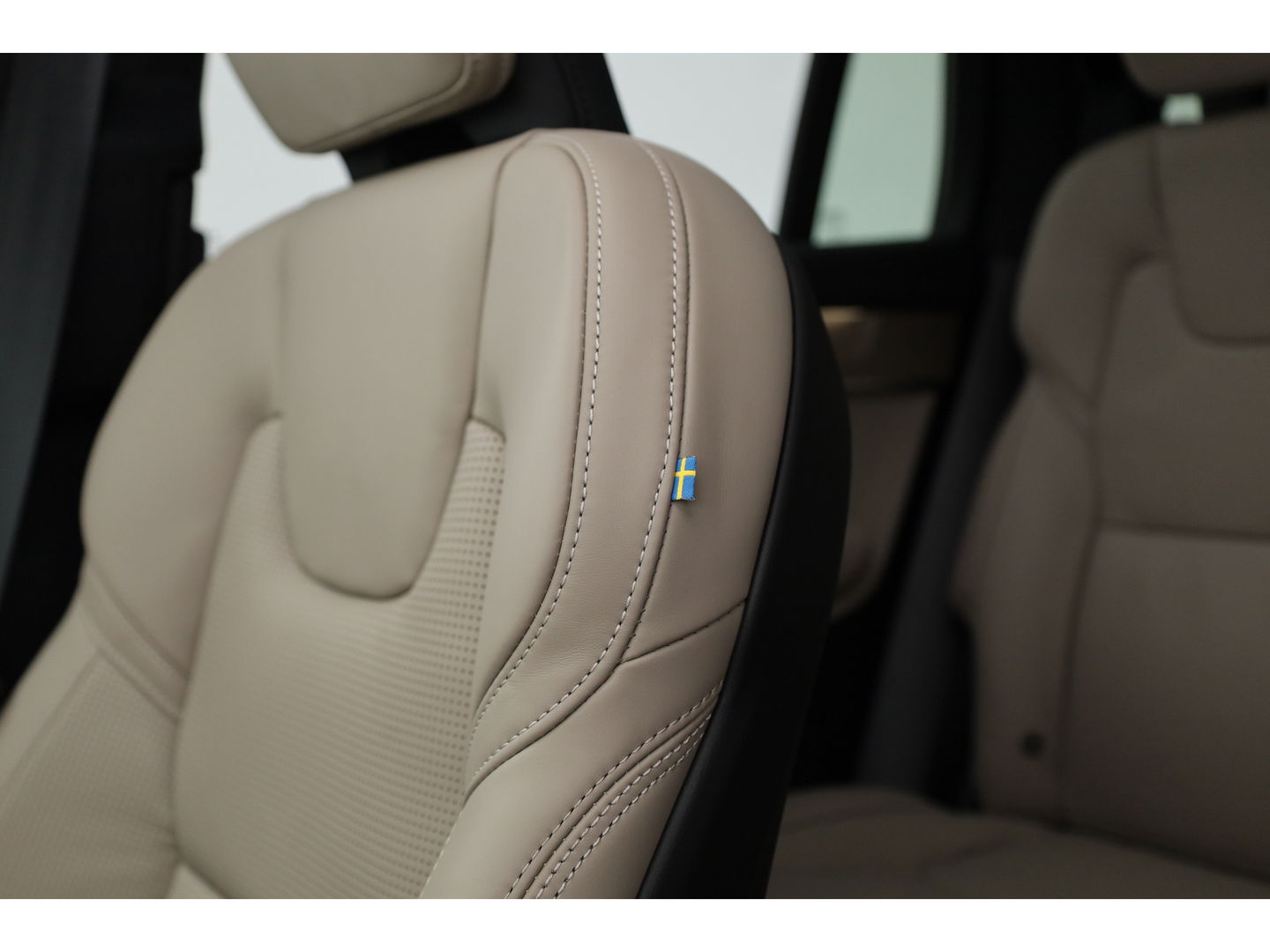 Volvo XC90 T8 Recharge Ultra Bright ''Facelift'' | Full Option | Luchtvering | B&W Audio | Massage | Pano | HUD | Stoelventilatie | 22'' | Trekhaak