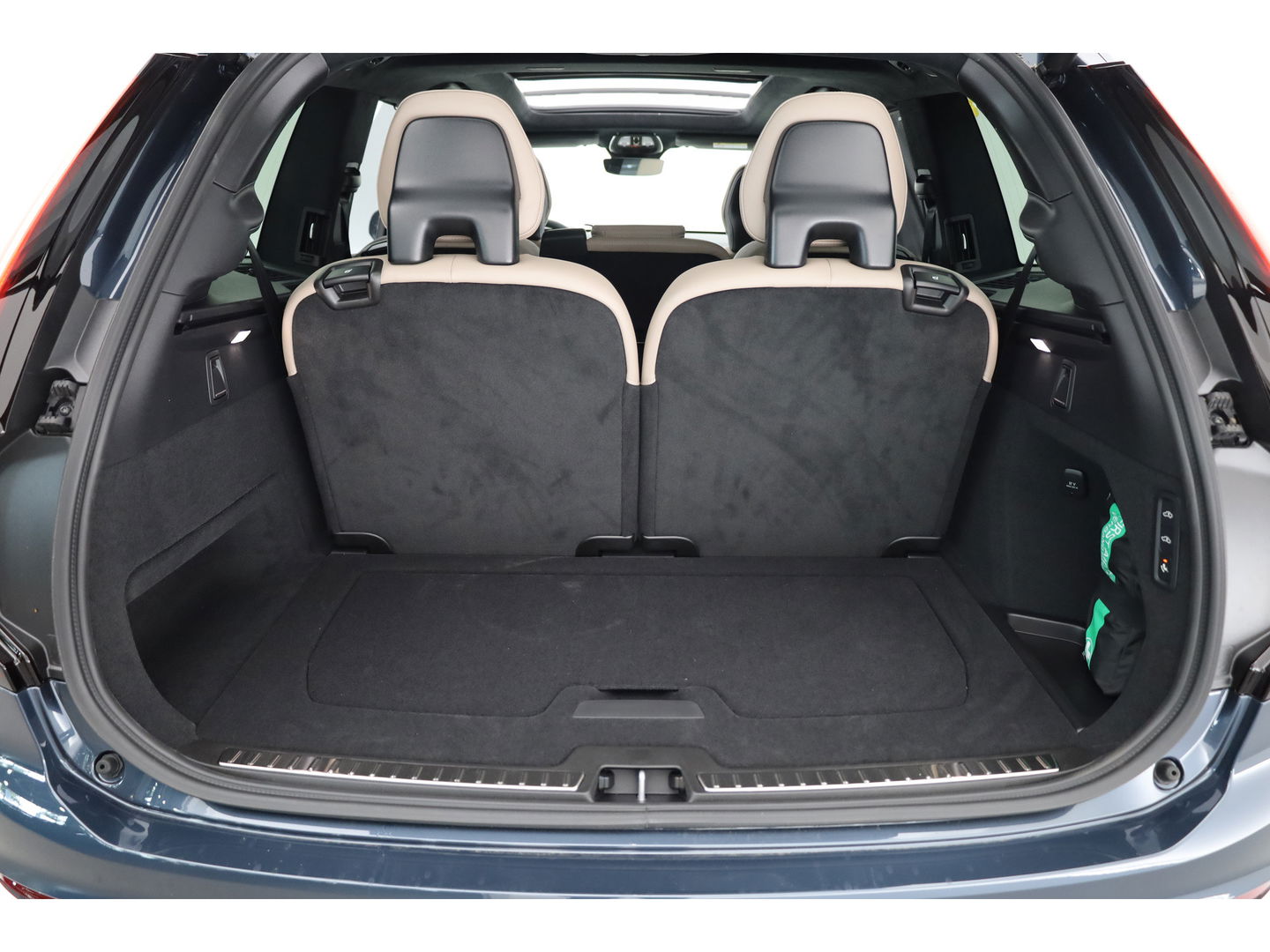 Volvo XC90 T8 Recharge Ultra Bright ''Facelift'' | Full Option | Luchtvering | B&W Audio | Massage | Pano | HUD | Stoelventilatie | 22'' | Trekhaak