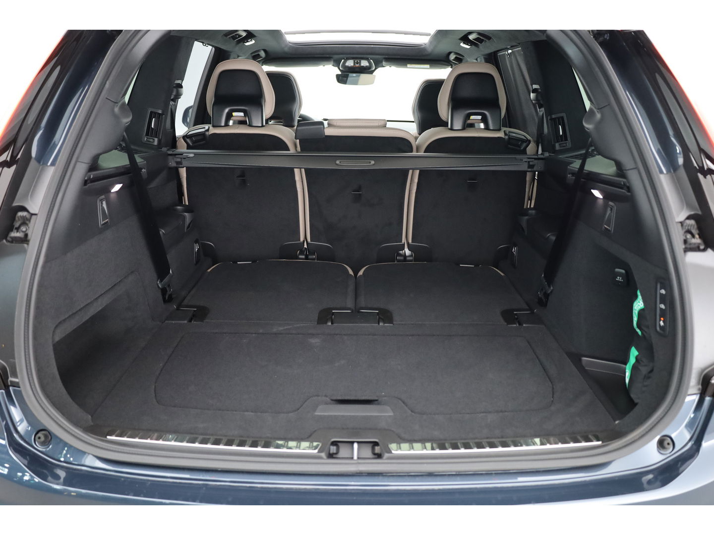 Volvo XC90 T8 Recharge Ultra Bright ''Facelift'' | Full Option | Luchtvering | B&W Audio | Massage | Pano | HUD | Stoelventilatie | 22'' | Trekhaak