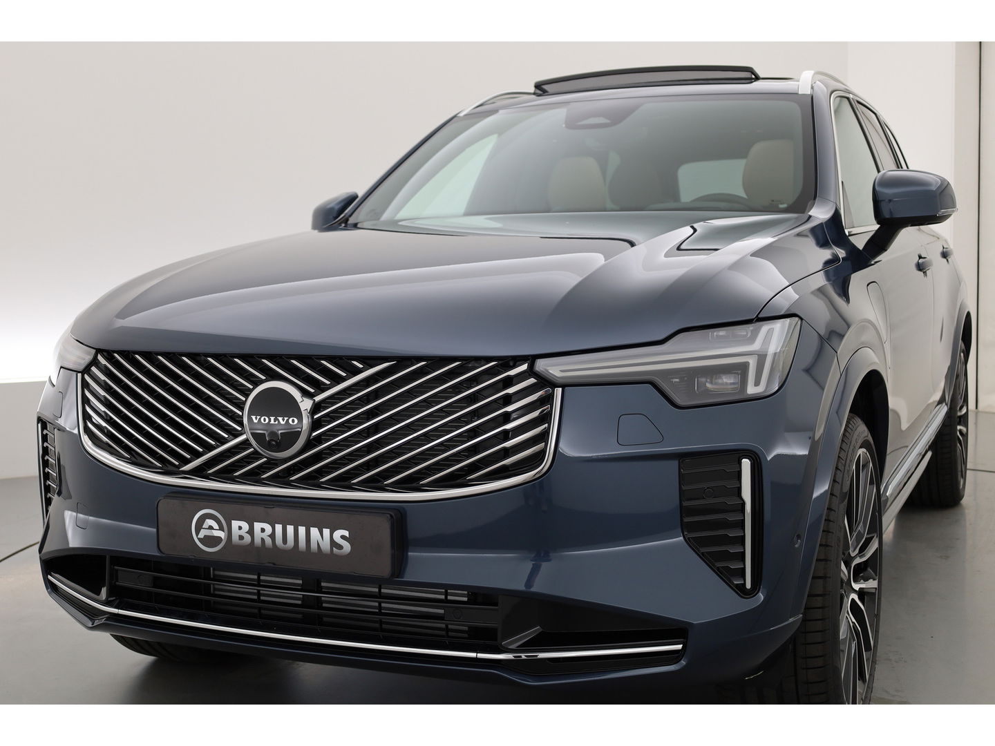 Volvo XC90 T8 Recharge Ultra Bright ''Facelift'' | Full Option | Luchtvering | B&W Audio | Massage | Pano | HUD | Stoelventilatie | 22'' | Trekhaak