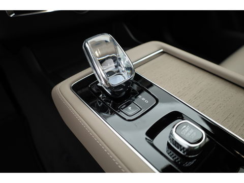 Volvo XC90 T8 Recharge Ultra Bright ''Facelift'' | Full Option | Luchtvering | B&W Audio | Massage | Pano | HUD | Stoelventilatie | 22'' | Trekhaak