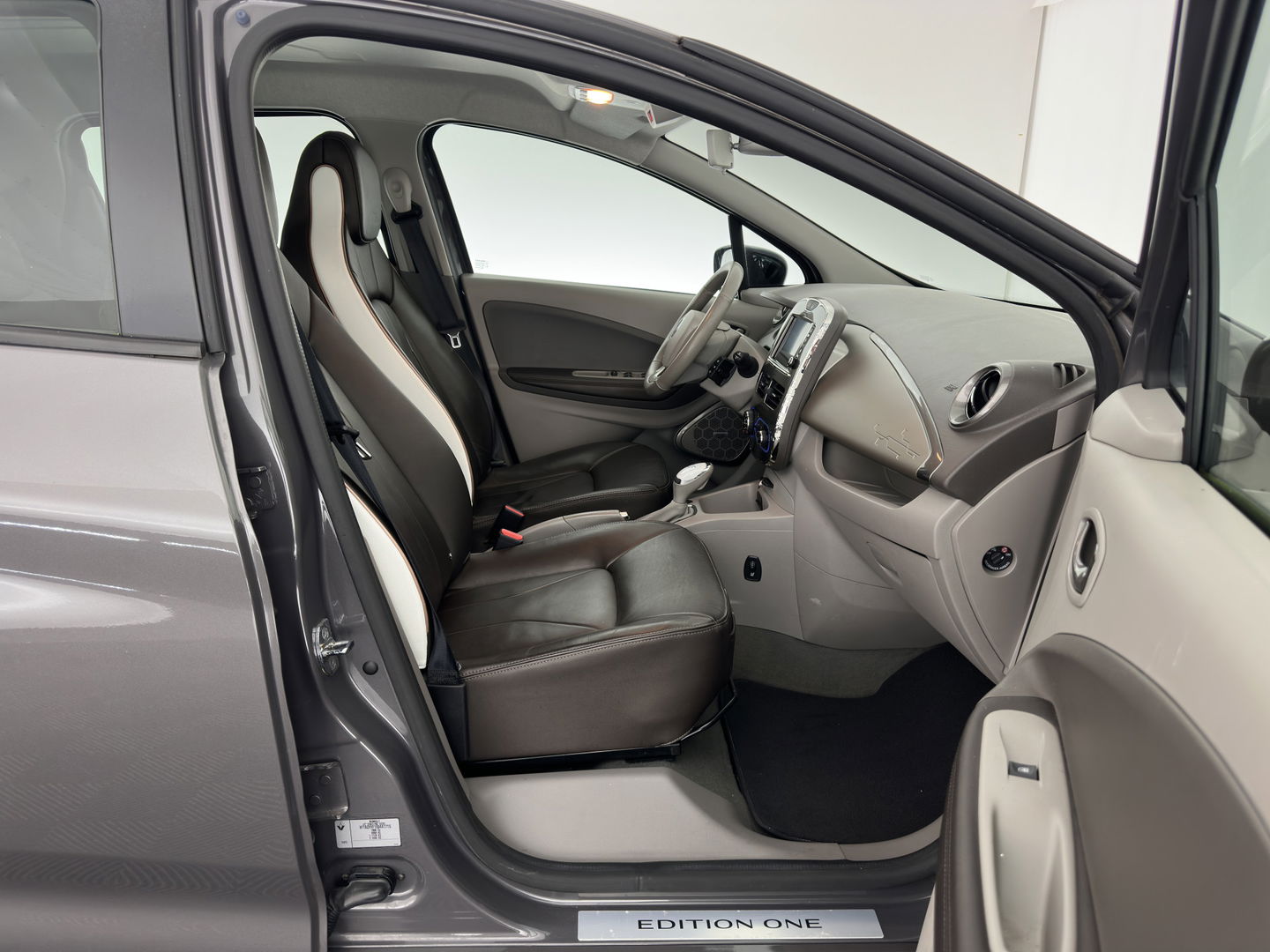 Renault ZOE (inclusive-battery) Q90 Bose Quickcharge 41 kWh Edition One {SOH-92%} LUXURY-LEATHER | FULL-LED | DIGI-COCKPIT | HEATED-COMFORTSEATS | BOSE-PREMIUM-AUDIO | CAMERA | R-LINK | PDC | PRIVACY-GLASS |  17"ALU*