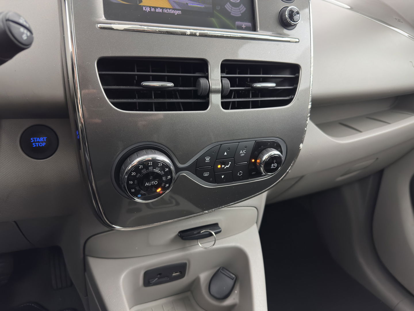 Renault ZOE (inclusive-battery) Q90 Bose Quickcharge 41 kWh Edition One {SOH-92%} LUXURY-LEATHER | FULL-LED | DIGI-COCKPIT | HEATED-COMFORTSEATS | BOSE-PREMIUM-AUDIO | CAMERA | R-LINK | PDC | PRIVACY-GLASS |  17"ALU*