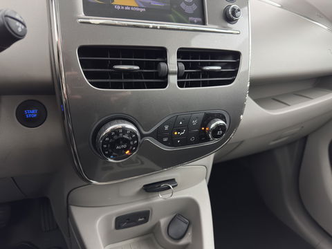 Renault ZOE (inclusive-battery) Q90 Bose Quickcharge 41 kWh Edition One {SOH-92%} LUXURY-LEATHER | FULL-LED | DIGI-COCKPIT | HEATED-COMFORTSEATS | BOSE-PREMIUM-AUDIO | CAMERA | R-LINK | PDC | PRIVACY-GLASS |  17"ALU*