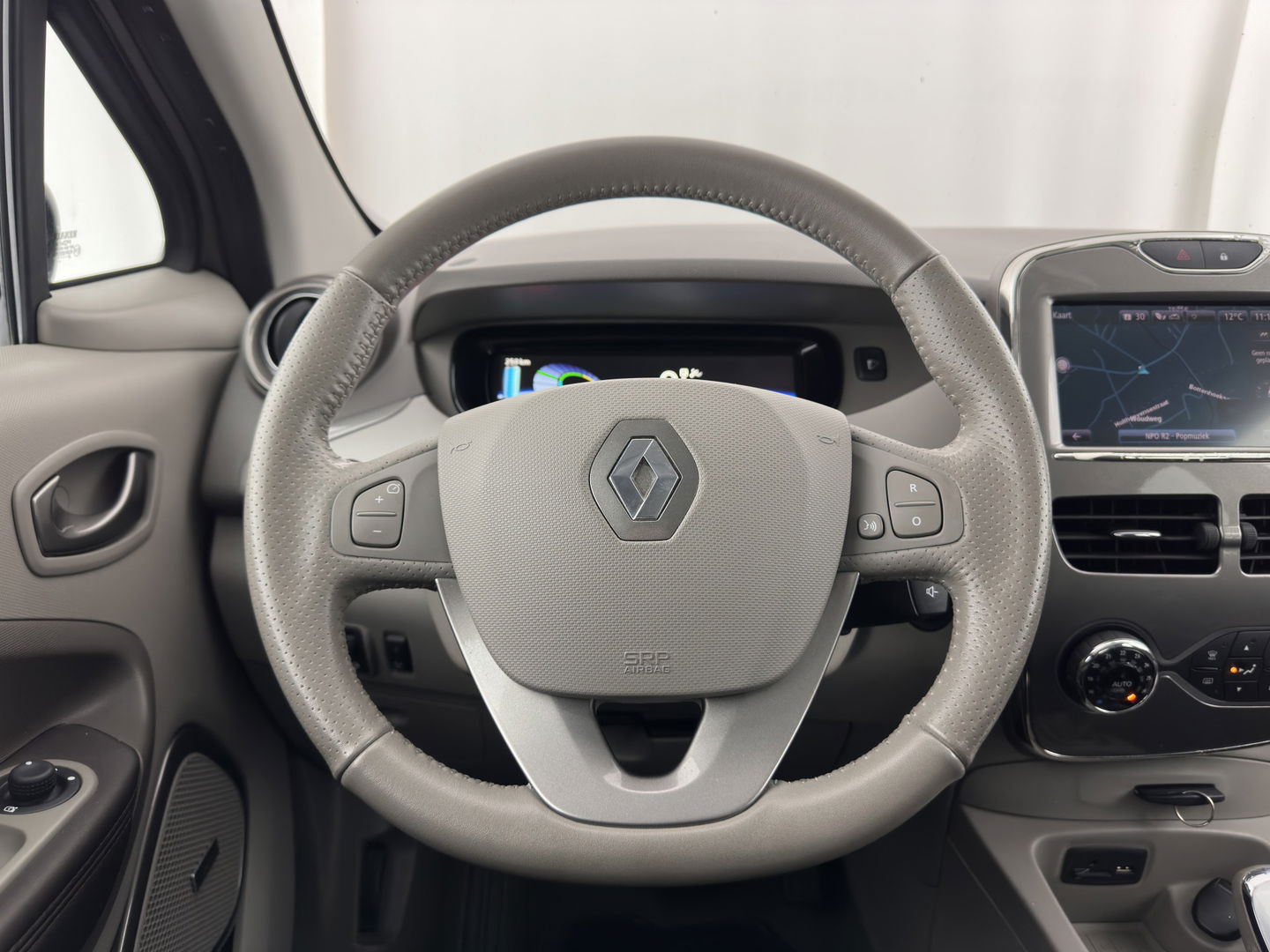 Renault ZOE (inclusive-battery) Q90 Bose Quickcharge 41 kWh Edition One {SOH-92%} LUXURY-LEATHER | FULL-LED | DIGI-COCKPIT | HEATED-COMFORTSEATS | BOSE-PREMIUM-AUDIO | CAMERA | R-LINK | PDC | PRIVACY-GLASS |  17"ALU*