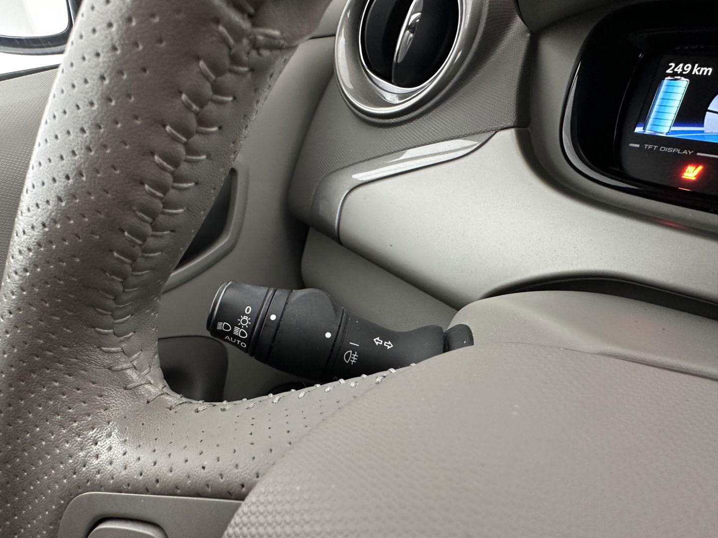 Renault ZOE (inclusive-battery) Q90 Bose Quickcharge 41 kWh Edition One {SOH-92%} LUXURY-LEATHER | FULL-LED | DIGI-COCKPIT | HEATED-COMFORTSEATS | BOSE-PREMIUM-AUDIO | CAMERA | R-LINK | PDC | PRIVACY-GLASS |  17"ALU*