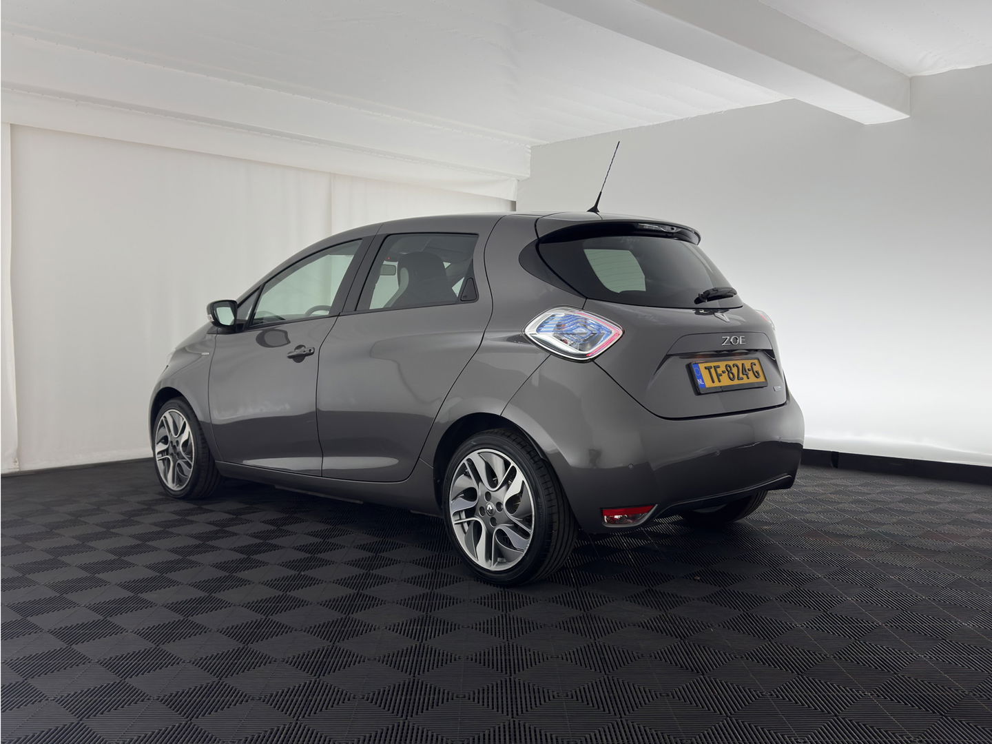 Renault ZOE (inclusive-battery) Q90 Bose Quickcharge 41 kWh Edition One {SOH-92%} LUXURY-LEATHER | FULL-LED | DIGI-COCKPIT | HEATED-COMFORTSEATS | BOSE-PREMIUM-AUDIO | CAMERA | R-LINK | PDC | PRIVACY-GLASS |  17"ALU*