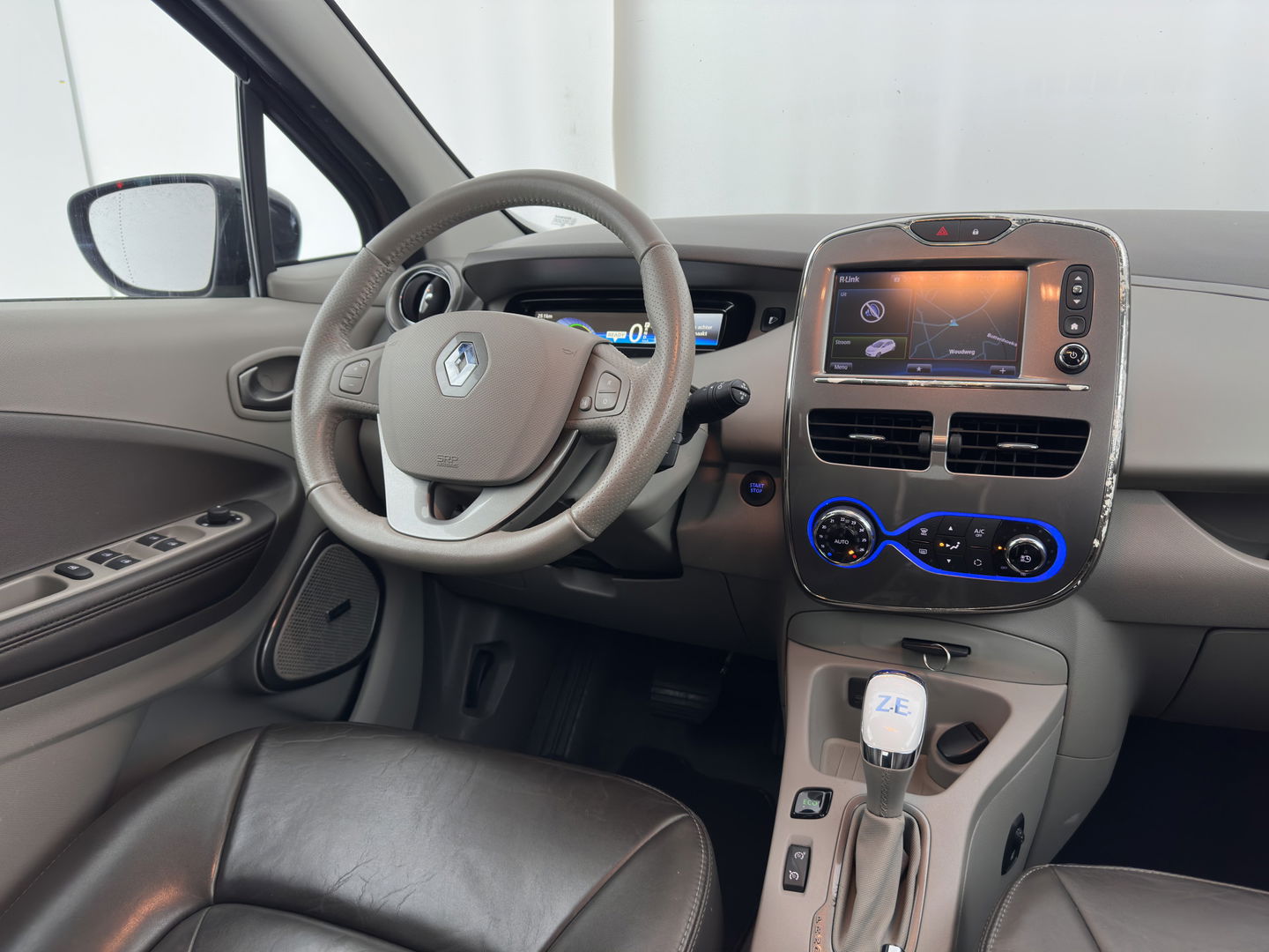 Renault ZOE (inclusive-battery) Q90 Bose Quickcharge 41 kWh Edition One {SOH-92%} LUXURY-LEATHER | FULL-LED | DIGI-COCKPIT | HEATED-COMFORTSEATS | BOSE-PREMIUM-AUDIO | CAMERA | R-LINK | PDC | PRIVACY-GLASS |  17"ALU*