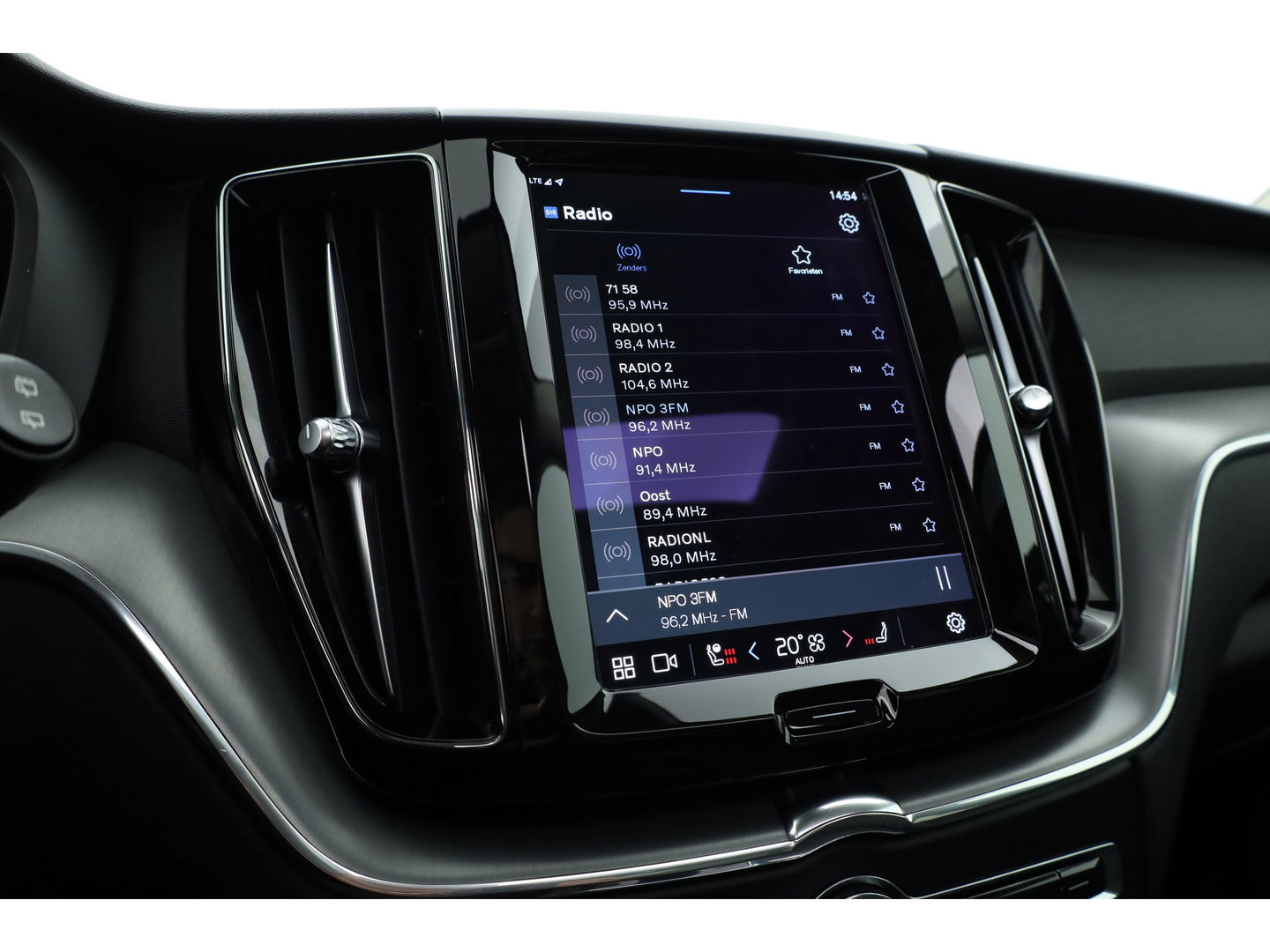 Volvo XC60 2.0 T6 Plug-in hybrid AWD Core Bright | Long Range | Pano | ACC | Blis | Stoel + stuurverw. |