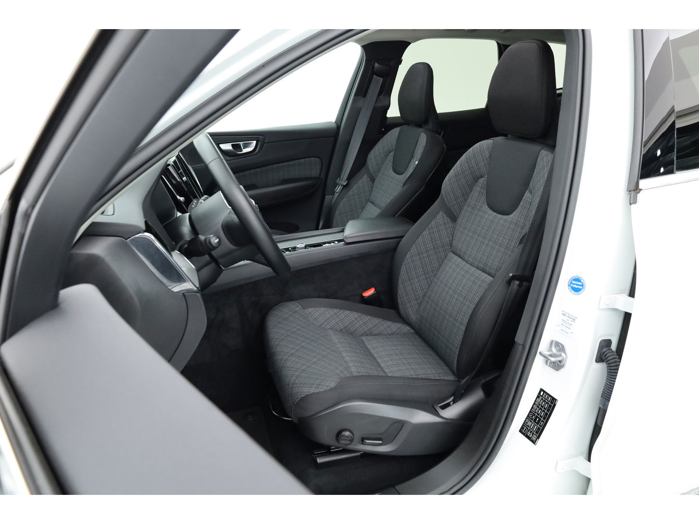 Volvo XC60 2.0 T6 Plug-in hybrid AWD Core Bright | Long Range | Pano | ACC | Blis | Stoel + stuurverw. |