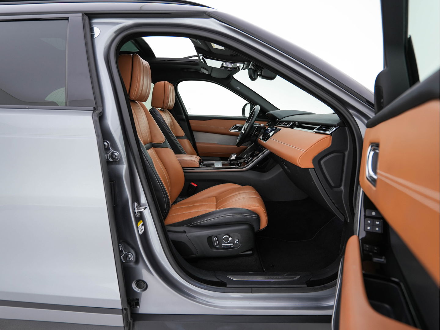 Land Rover Range Rover Velar 2.0 P400e R-Dynamic HSE Plug-In (INCL-BTW) *PANO | LUXURY-LEATHER | ADAPTIVE-CRUISE | FULL-LED | BLIND-SPOT | MEMORY-PACK | MERIDIAN-SOUND | HEATED-COMFORTSEATS | DIGI-COCKPIT | CAMERA | KEYLESS | DAB+ | SHIFT-PADDLES | ...