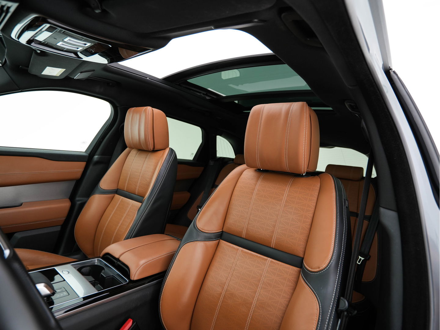 Land Rover Range Rover Velar 2.0 P400e R-Dynamic HSE Plug-In (INCL-BTW) *PANO | LUXURY-LEATHER | ADAPTIVE-CRUISE | FULL-LED | BLIND-SPOT | MEMORY-PACK | MERIDIAN-SOUND | HEATED-COMFORTSEATS | DIGI-COCKPIT | CAMERA | KEYLESS | DAB+ | SHIFT-PADDLES | ...