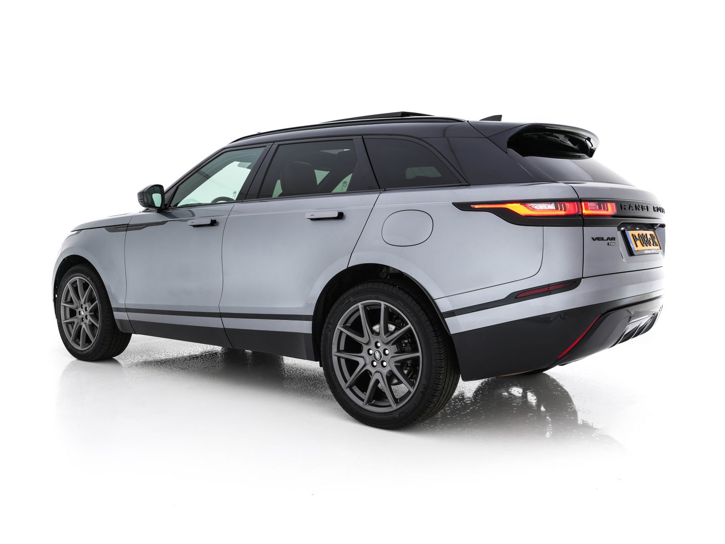 Land Rover Range Rover Velar 2.0 P400e R-Dynamic HSE Plug-In (INCL-BTW) *PANO | LUXURY-LEATHER | ADAPTIVE-CRUISE | FULL-LED | BLIND-SPOT | MEMORY-PACK | MERIDIAN-SOUND | HEATED-COMFORTSEATS | DIGI-COCKPIT | CAMERA | KEYLESS | DAB+ | SHIFT-PADDLES | ...