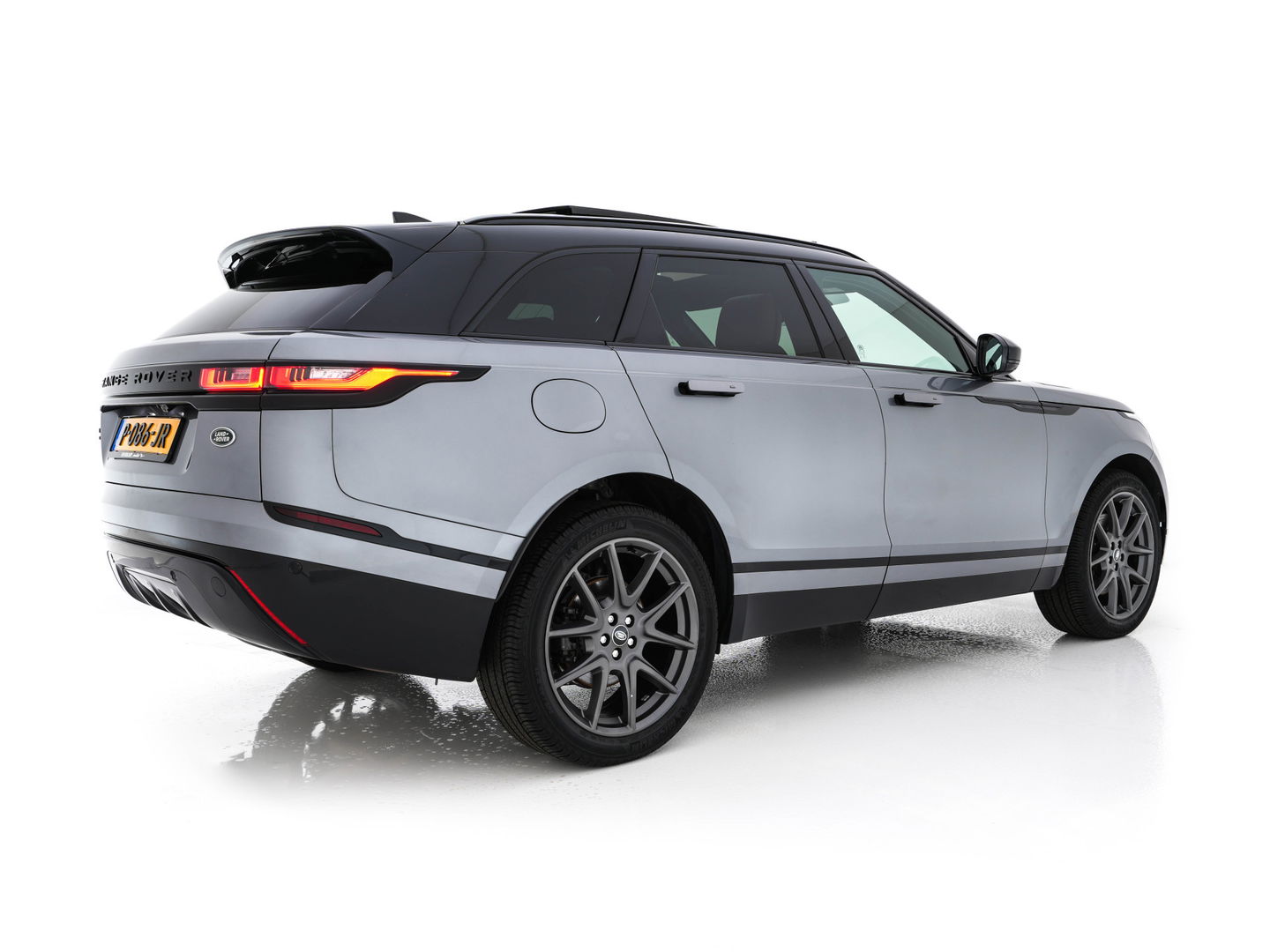 Land Rover Range Rover Velar 2.0 P400e R-Dynamic HSE Plug-In (INCL-BTW) *PANO | LUXURY-LEATHER | ADAPTIVE-CRUISE | FULL-LED | BLIND-SPOT | MEMORY-PACK | MERIDIAN-SOUND | HEATED-COMFORTSEATS | DIGI-COCKPIT | CAMERA | KEYLESS | DAB+ | SHIFT-PADDLES | ...