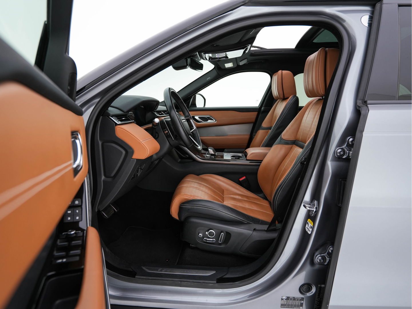 Land Rover Range Rover Velar 2.0 P400e R-Dynamic HSE Plug-In (INCL-BTW) *PANO | LUXURY-LEATHER | ADAPTIVE-CRUISE | FULL-LED | BLIND-SPOT | MEMORY-PACK | MERIDIAN-SOUND | HEATED-COMFORTSEATS | DIGI-COCKPIT | CAMERA | KEYLESS | DAB+ | SHIFT-PADDLES | ...