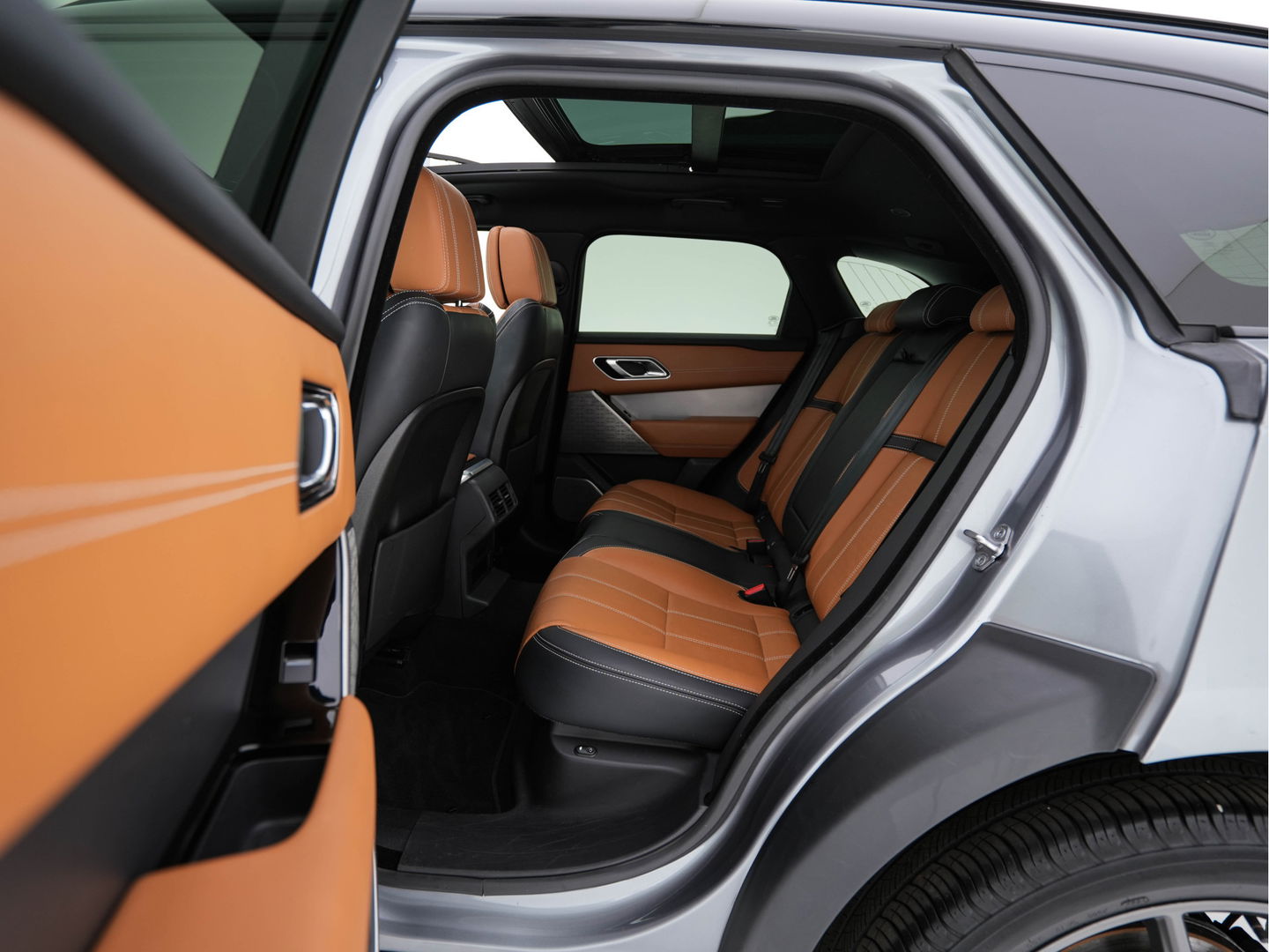 Land Rover Range Rover Velar 2.0 P400e R-Dynamic HSE Plug-In (INCL-BTW) *PANO | LUXURY-LEATHER | ADAPTIVE-CRUISE | FULL-LED | BLIND-SPOT | MEMORY-PACK | MERIDIAN-SOUND | HEATED-COMFORTSEATS | DIGI-COCKPIT | CAMERA | KEYLESS | DAB+ | SHIFT-PADDLES | ...