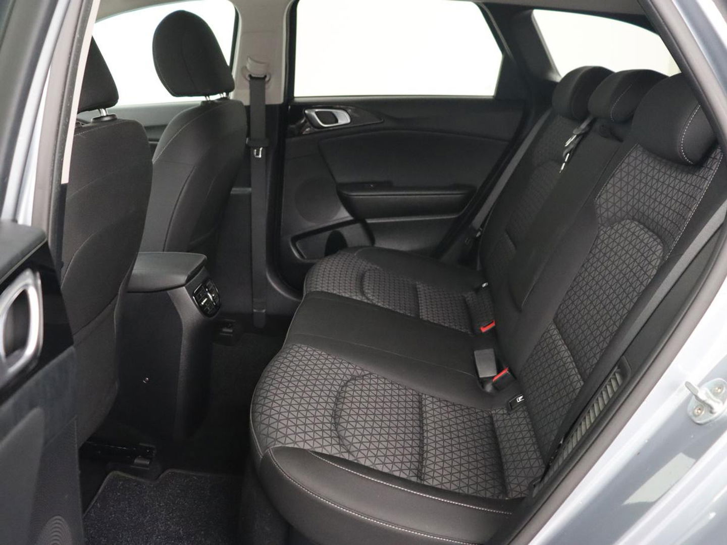 Kia Ceed 1.6 GDI PHEV DynamicLine | Carplay | Camera | Navigatie | Keyless | Climate control | Cruise control | Full LED | Parkeerhulp | Plug In