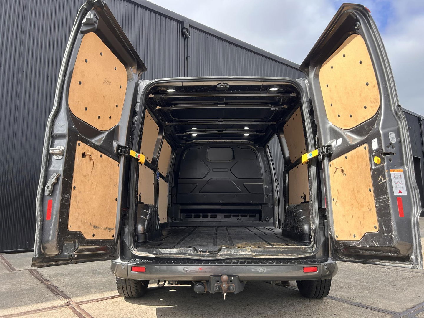 Ford Transit Custom Sport 2.0 185PK L2H1 320 | MARGE | BOMVOL | LED | STOELVERWARMING | CARPLAY | AUTOMAAT