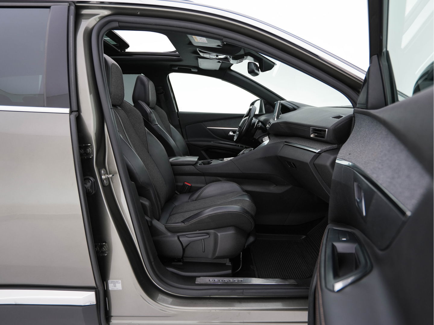 Peugeot 5008 1.6 e-THP GT-Line [ 7-Pers. ] Aut. *PANO | LEATHER-FABRIC | FULL-LED | DIGI-COCKPIT | LANE-ASSIST | BLINDS-SPOT | SPORT-SEATS | CAMERA | NAVI-FULLMAP | SHIFT-PADDLES | PRIVACY-GLASS | TOWBAR | 18''ALU*