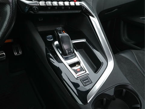 Peugeot 5008 1.6 e-THP GT-Line [ 7-Pers. ] Aut. *PANO | LEATHER-FABRIC | FULL-LED | DIGI-COCKPIT | LANE-ASSIST | BLINDS-SPOT | SPORT-SEATS | CAMERA | NAVI-FULLMAP | SHIFT-PADDLES | PRIVACY-GLASS | TOWBAR | 18''ALU*