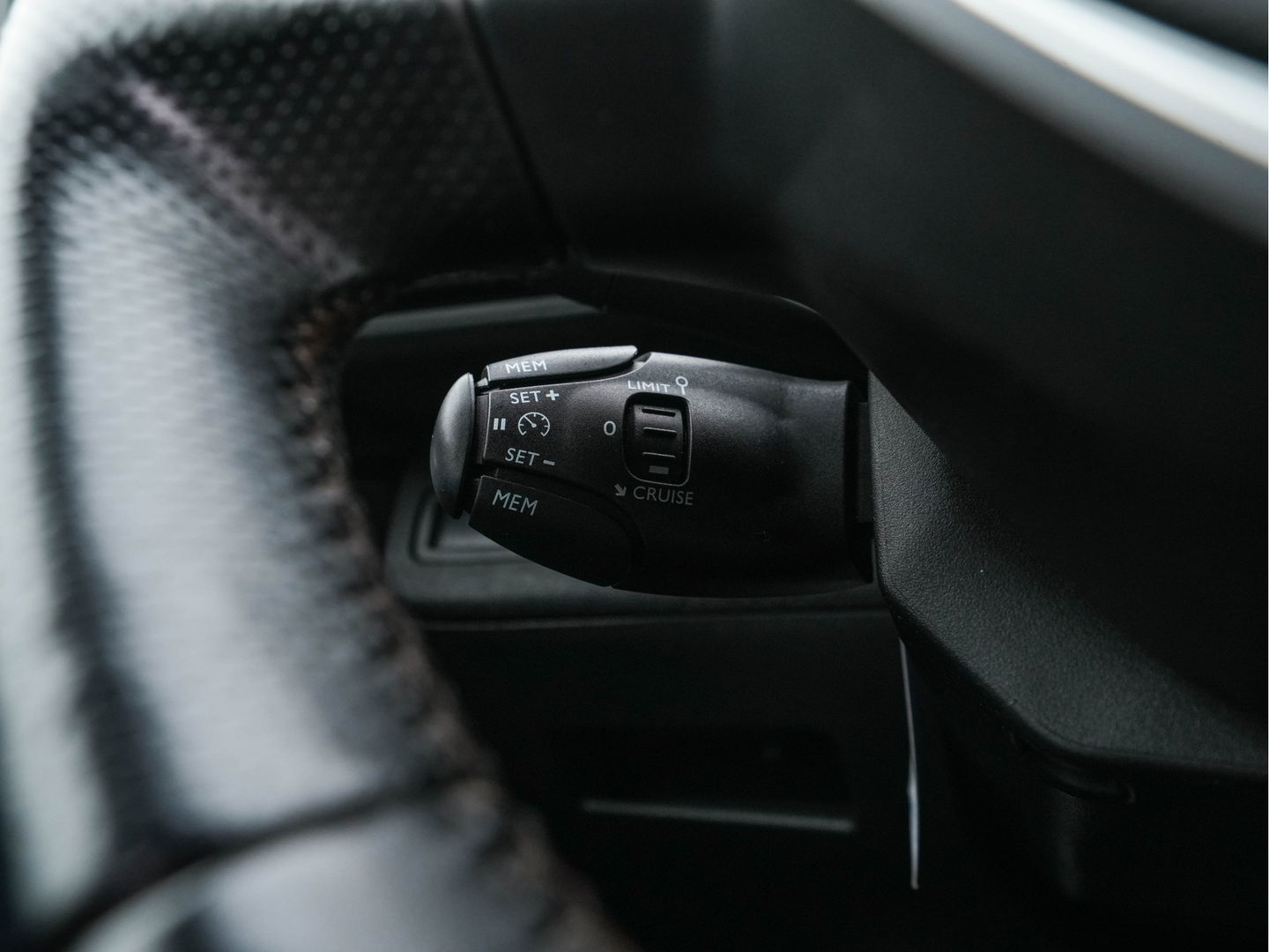 Peugeot 5008 1.6 e-THP GT-Line [ 7-Pers. ] Aut. *PANO | LEATHER-FABRIC | FULL-LED | DIGI-COCKPIT | LANE-ASSIST | BLINDS-SPOT | SPORT-SEATS | CAMERA | NAVI-FULLMAP | SHIFT-PADDLES | PRIVACY-GLASS | TOWBAR | 18''ALU*