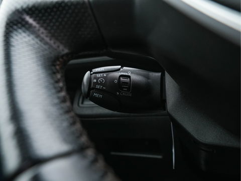 Peugeot 5008 1.6 e-THP GT-Line [ 7-Pers. ] Aut. *PANO | LEATHER-FABRIC | FULL-LED | DIGI-COCKPIT | LANE-ASSIST | BLINDS-SPOT | SPORT-SEATS | CAMERA | NAVI-FULLMAP | SHIFT-PADDLES | PRIVACY-GLASS | TOWBAR | 18''ALU*