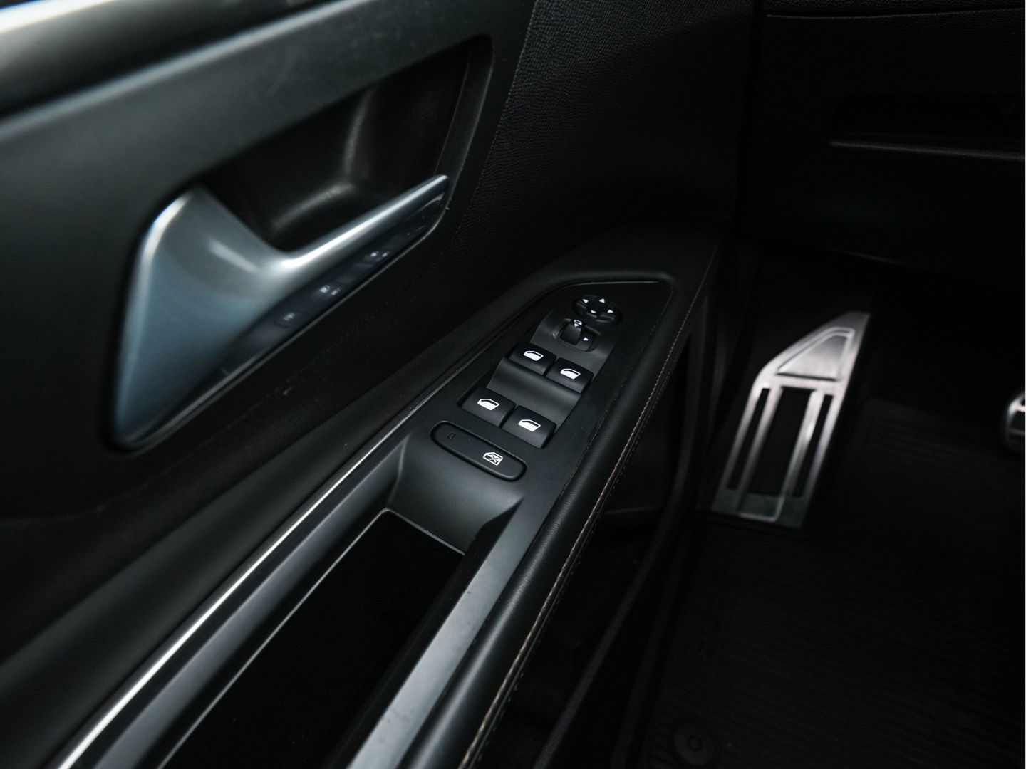 Peugeot 5008 1.6 e-THP GT-Line [ 7-Pers. ] Aut. *PANO | LEATHER-FABRIC | FULL-LED | DIGI-COCKPIT | LANE-ASSIST | BLINDS-SPOT | SPORT-SEATS | CAMERA | NAVI-FULLMAP | SHIFT-PADDLES | PRIVACY-GLASS | TOWBAR | 18''ALU*