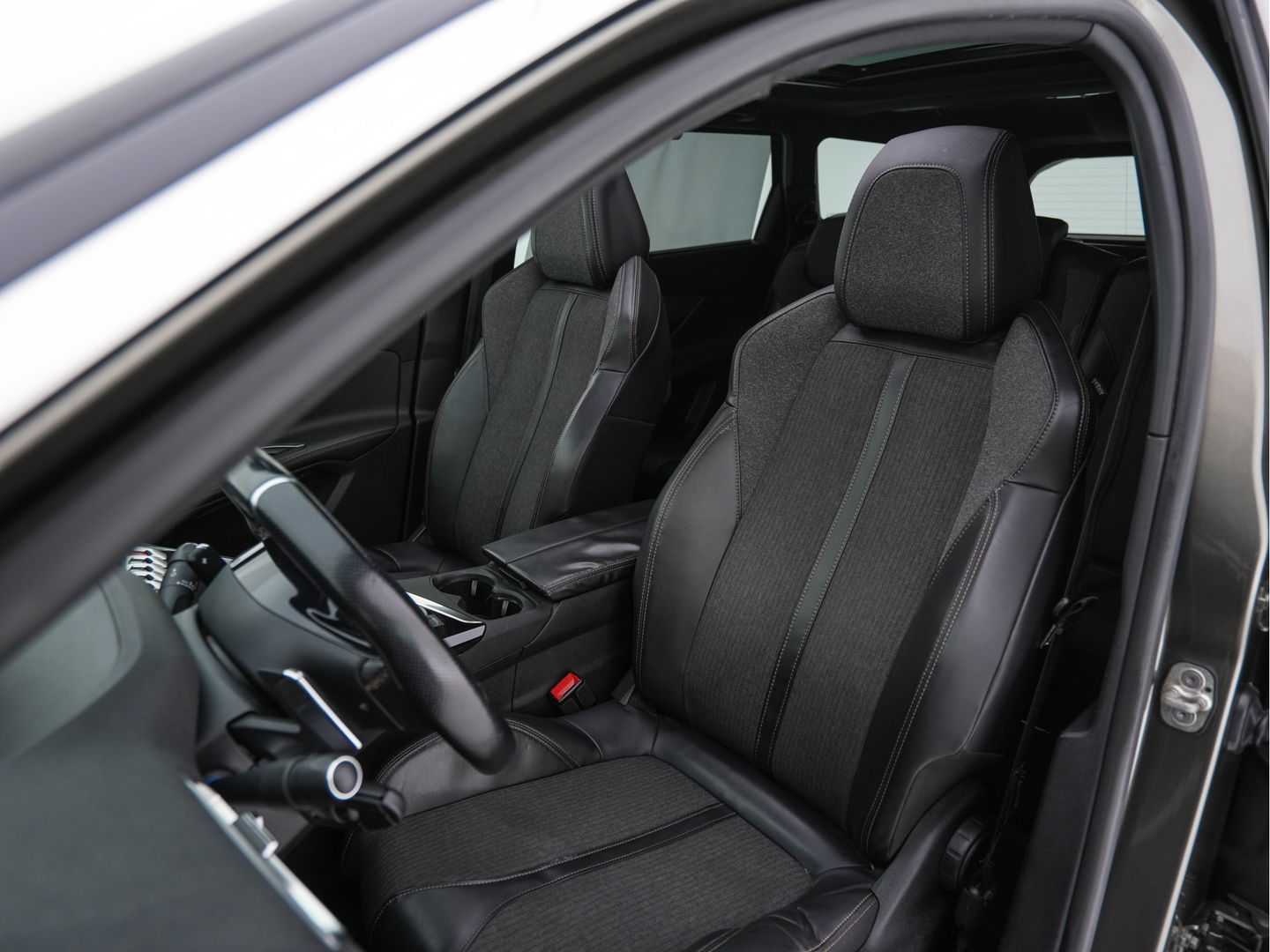 Peugeot 5008 1.6 e-THP GT-Line [ 7-Pers. ] Aut. *PANO | LEATHER-FABRIC | FULL-LED | DIGI-COCKPIT | LANE-ASSIST | BLINDS-SPOT | SPORT-SEATS | CAMERA | NAVI-FULLMAP | SHIFT-PADDLES | PRIVACY-GLASS | TOWBAR | 18''ALU*