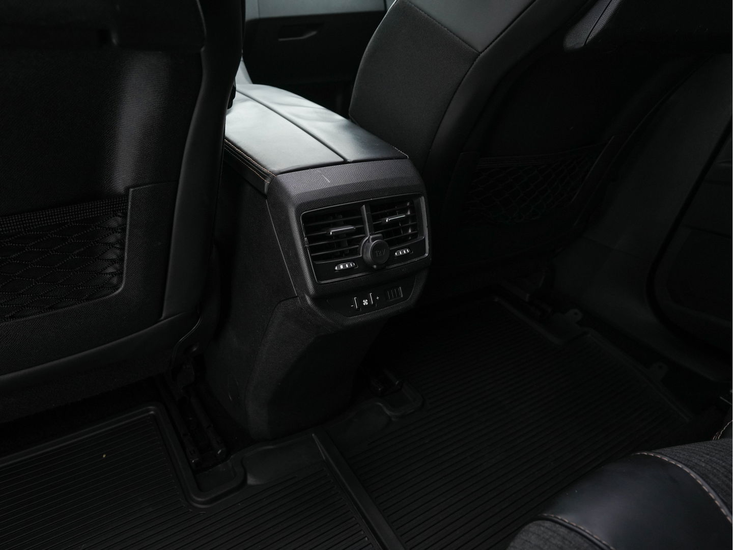 Peugeot 5008 1.6 e-THP GT-Line [ 7-Pers. ] Aut. *PANO | LEATHER-FABRIC | FULL-LED | DIGI-COCKPIT | LANE-ASSIST | BLINDS-SPOT | SPORT-SEATS | CAMERA | NAVI-FULLMAP | SHIFT-PADDLES | PRIVACY-GLASS | TOWBAR | 18''ALU*