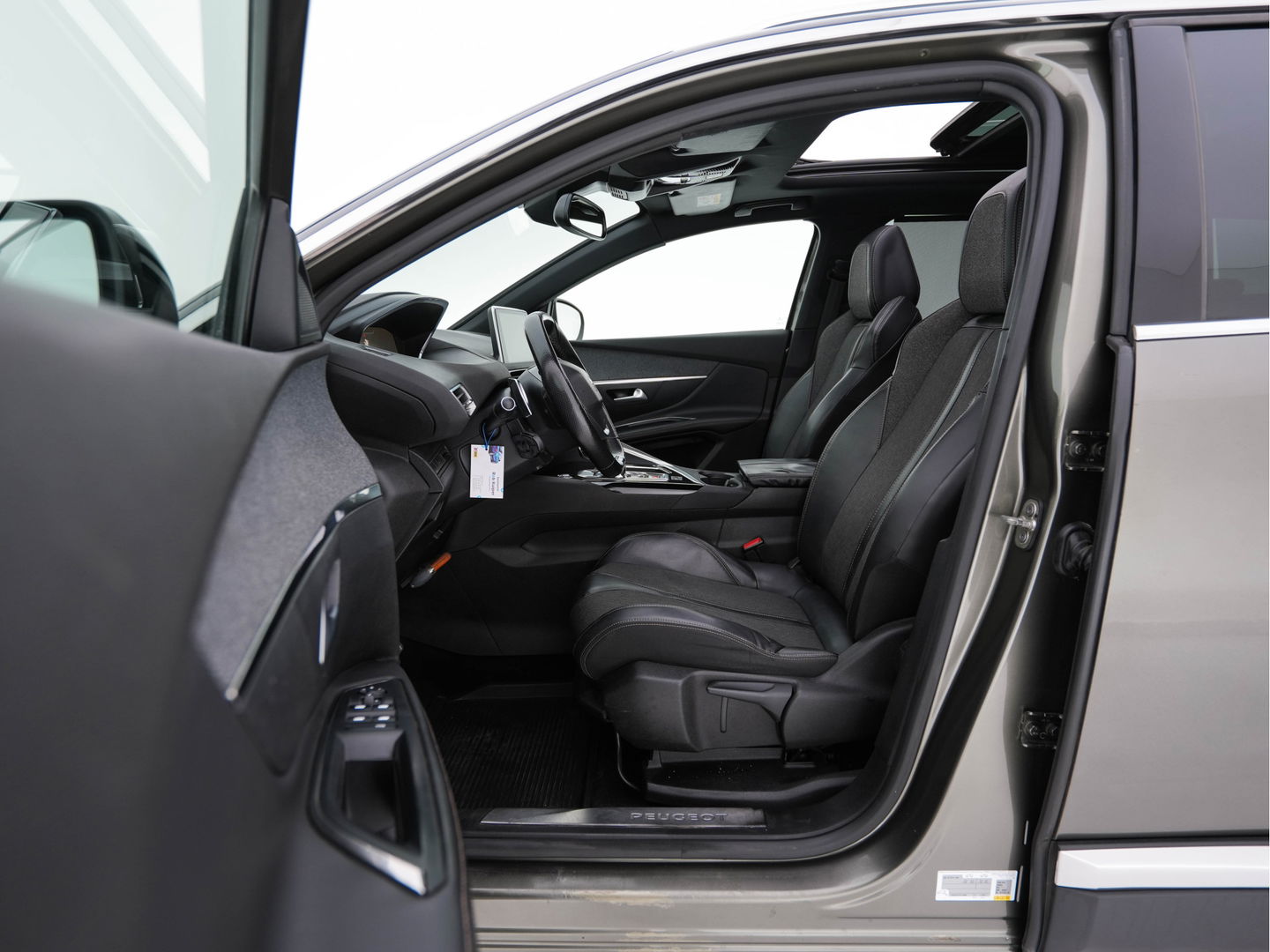 Peugeot 5008 1.6 e-THP GT-Line [ 7-Pers. ] Aut. *PANO | LEATHER-FABRIC | FULL-LED | DIGI-COCKPIT | LANE-ASSIST | BLINDS-SPOT | SPORT-SEATS | CAMERA | NAVI-FULLMAP | SHIFT-PADDLES | PRIVACY-GLASS | TOWBAR | 18''ALU*