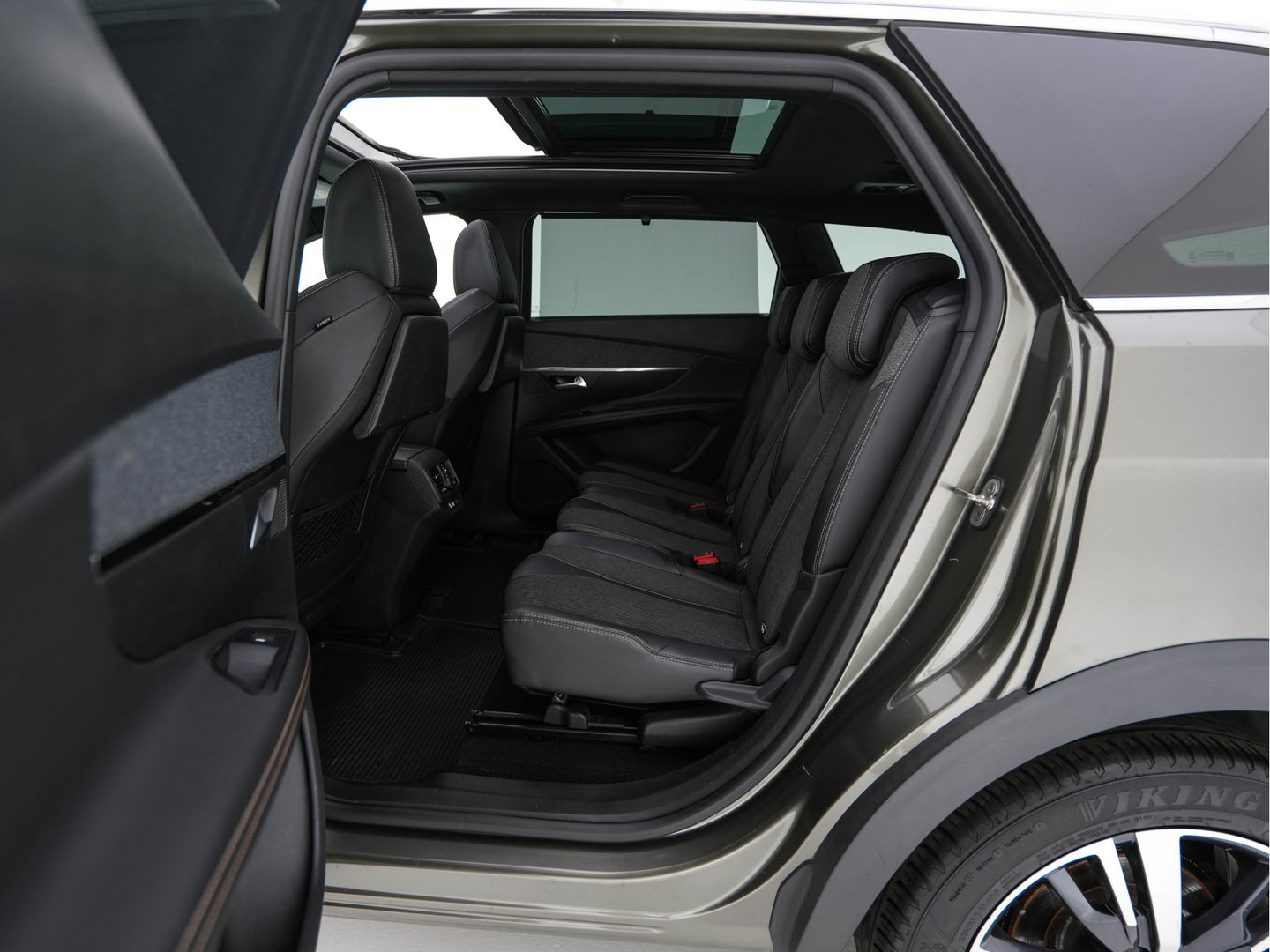 Peugeot 5008 1.6 e-THP GT-Line [ 7-Pers. ] Aut. *PANO | LEATHER-FABRIC | FULL-LED | DIGI-COCKPIT | LANE-ASSIST | BLINDS-SPOT | SPORT-SEATS | CAMERA | NAVI-FULLMAP | SHIFT-PADDLES | PRIVACY-GLASS | TOWBAR | 18''ALU*