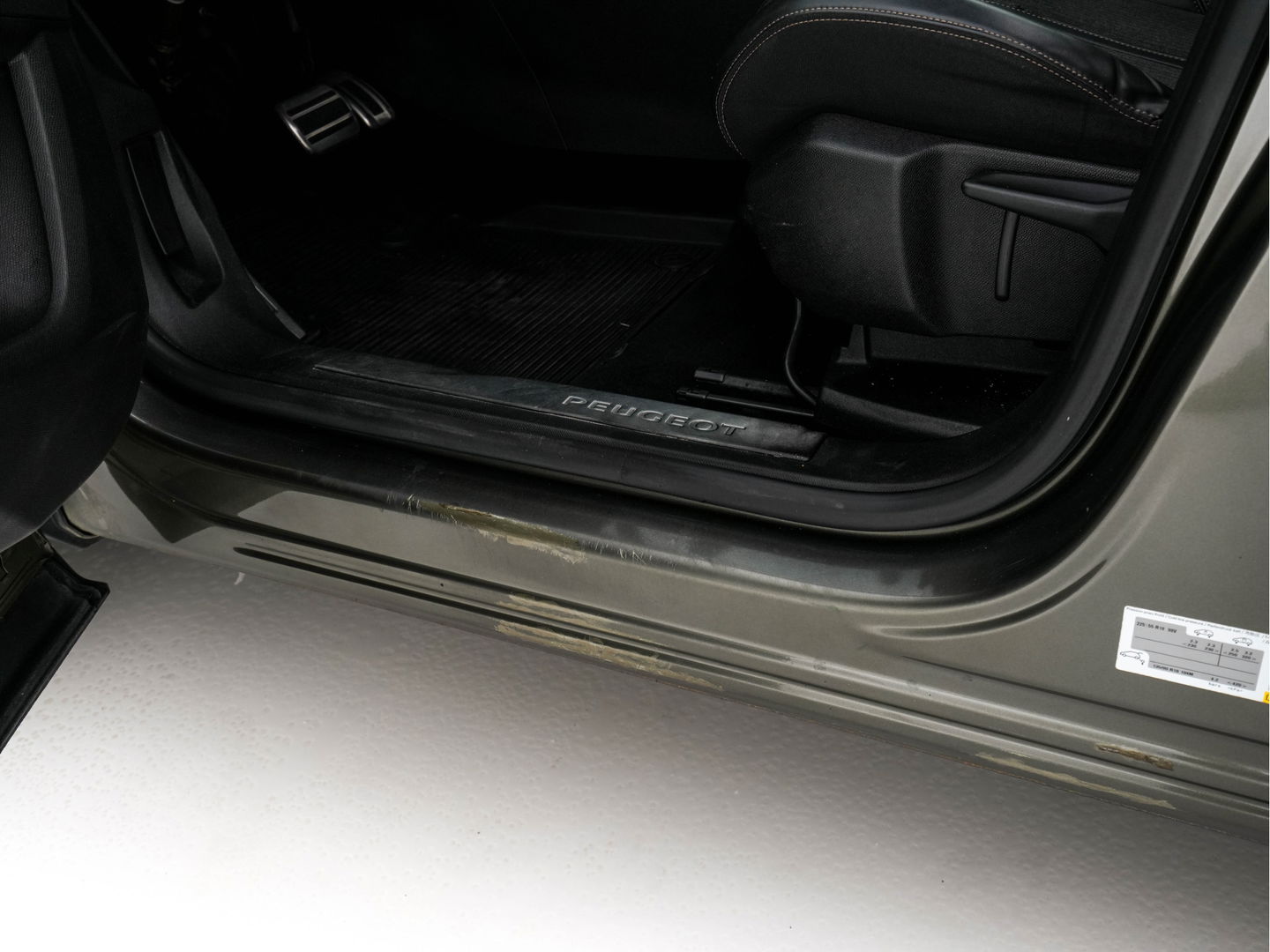 Peugeot 5008 1.6 e-THP GT-Line [ 7-Pers. ] Aut. *PANO | LEATHER-FABRIC | FULL-LED | DIGI-COCKPIT | LANE-ASSIST | BLINDS-SPOT | SPORT-SEATS | CAMERA | NAVI-FULLMAP | SHIFT-PADDLES | PRIVACY-GLASS | TOWBAR | 18''ALU*