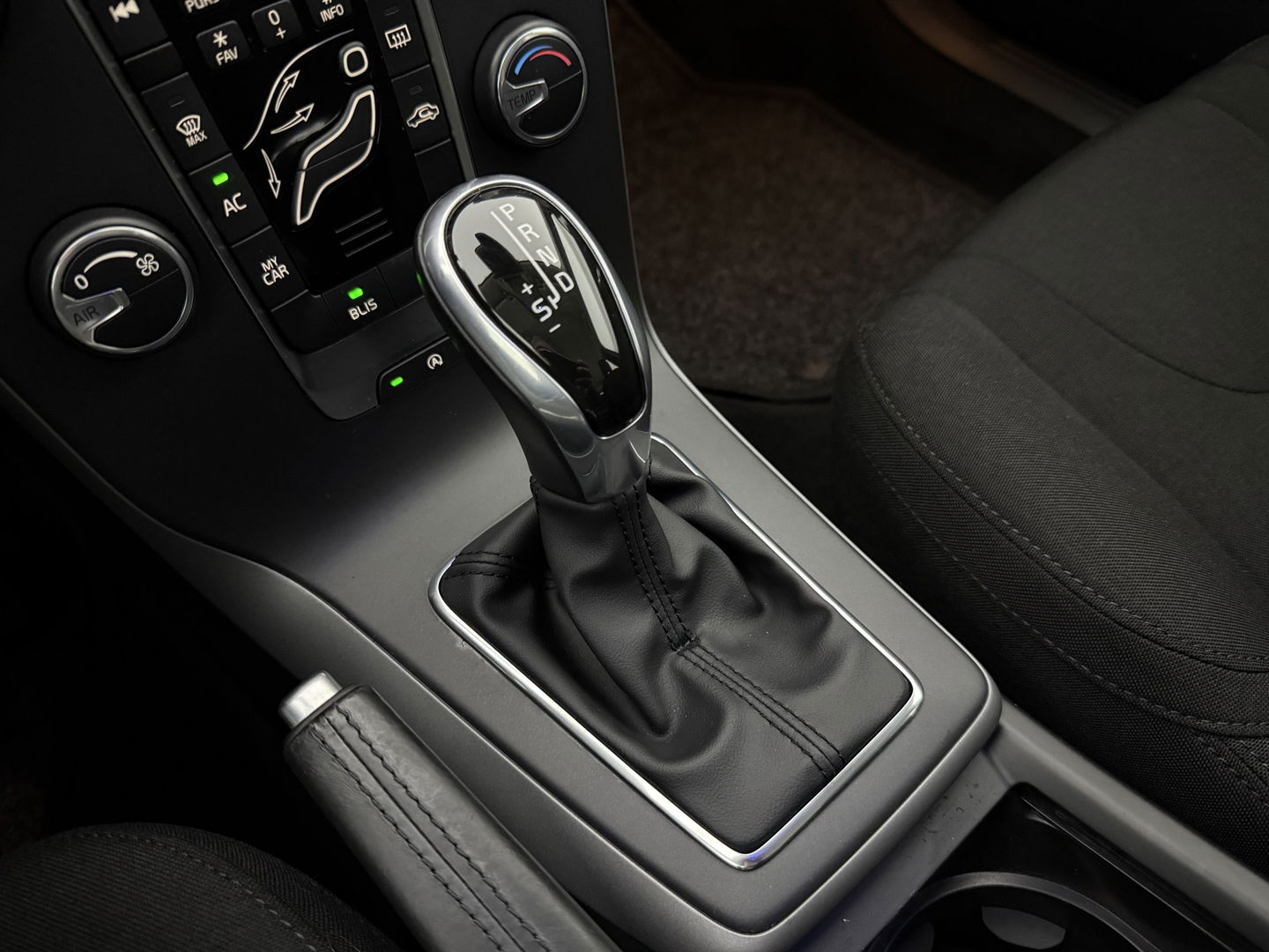 Volvo V40 1.6 T4 Cross Country | 180PK | Airco | Cruise | Navigatie | Dodehoek | Parkeersens.