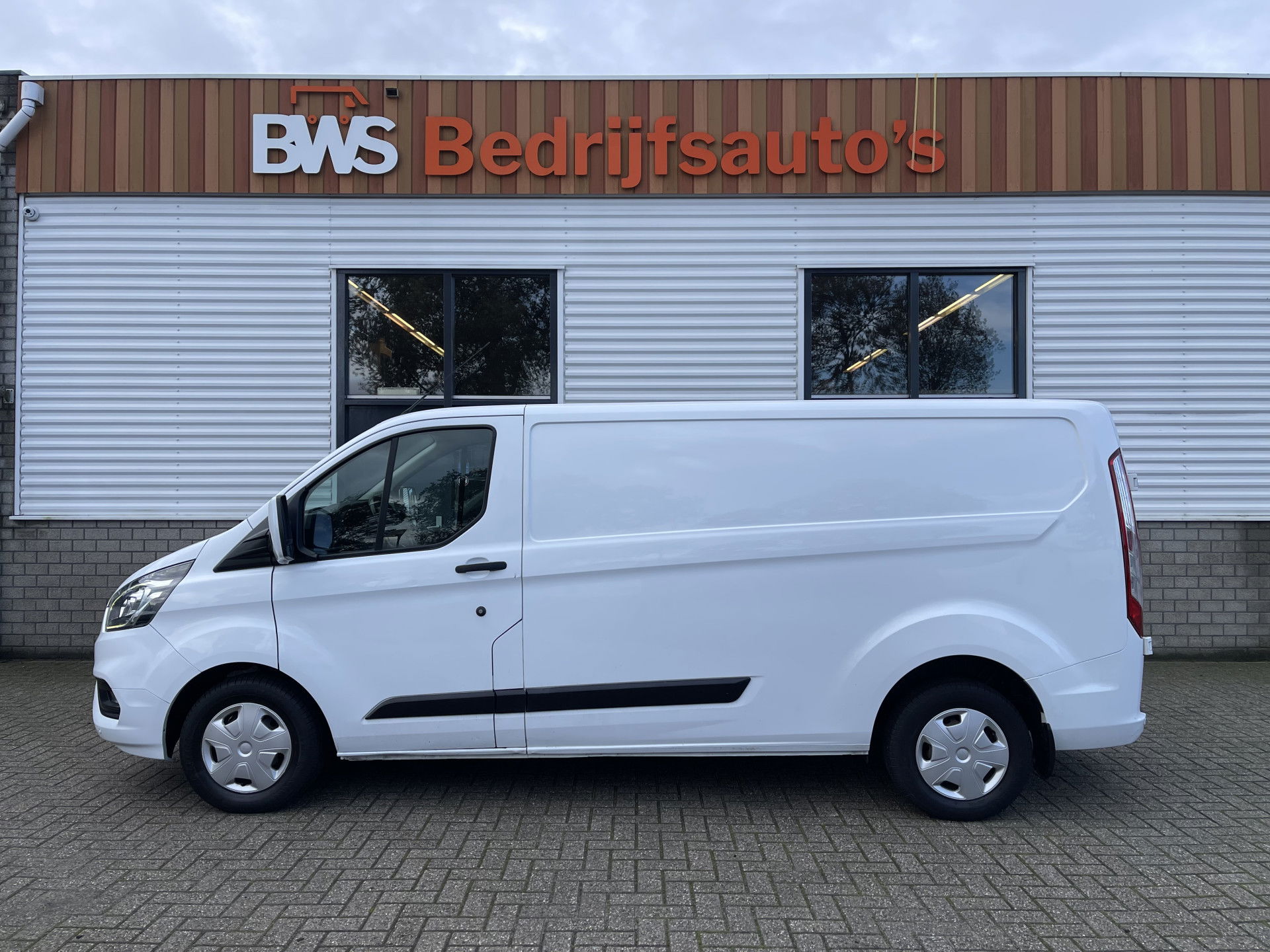 Ford Transit Custom 300 2.0 TDCI 130pk L2H1 Trend / vaste prijs rijklaar € 14.950 ex btw / euro 6 / bpm vrij / lease vanaf € 252 / airco / cruise / navi / camera / trekhaak 2700 kg !